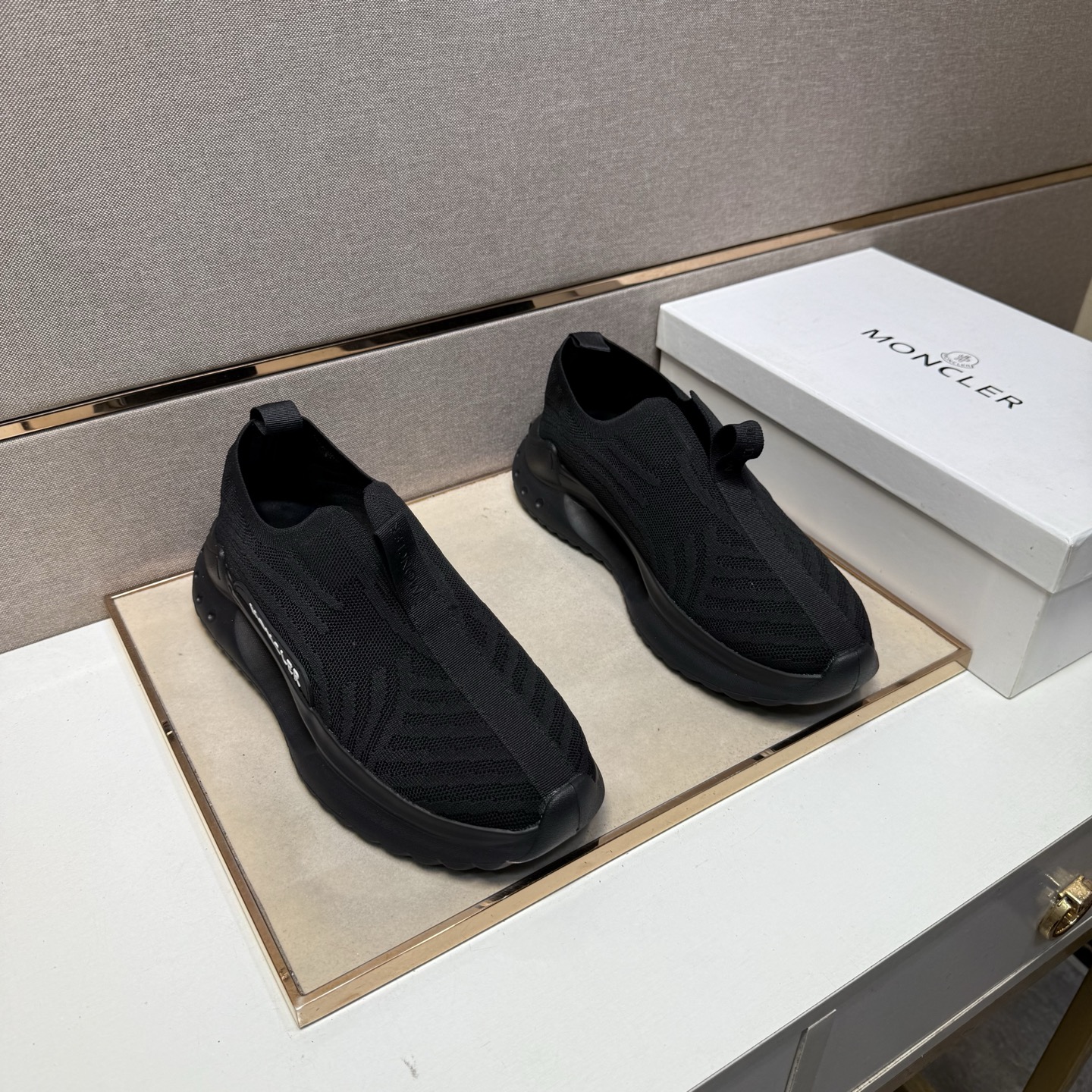 NO:344551,[Meng~] Men's casual shoes are available simultaneously in 2025z cabinet. Size: 38-44# 1 color upper is made of multi-material spliced ​​mesh fabric inner lining, comfortable and breathable, the original sole is comfortable and wear-resistant, and the real shot is even better.19860909【蒙～】男士休闲鞋 2025z柜同步发售 码数:38-44# 1个颜色鞋面选用多材质拼接网布内里,舒适透气,鞋底原版舒适耐磨大底,实物拍摄实物更赞,,Men's shoes