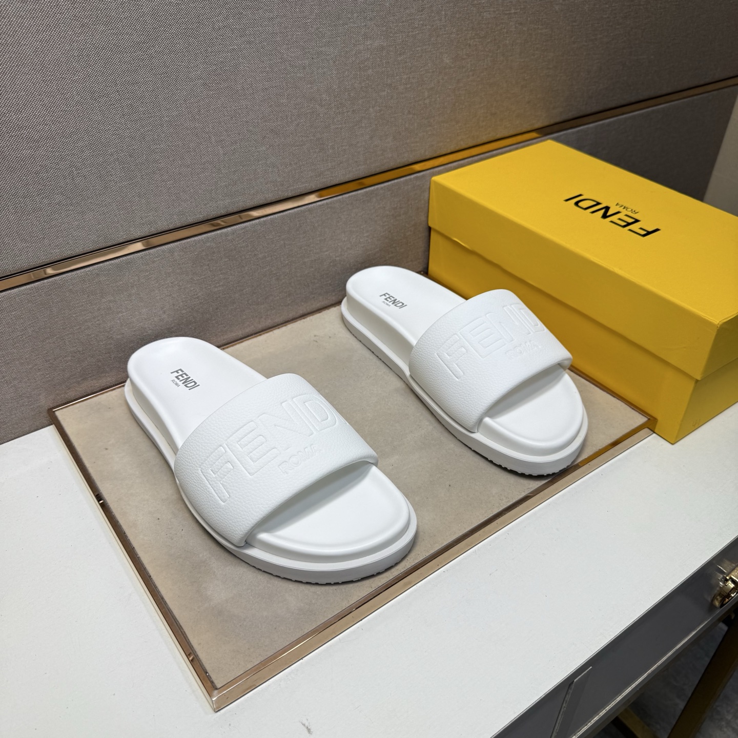 NO:345683,【Fen~】 Men's casual slippers are available at the same time. Size: 38-44 # 10 color uppers are made of multi-material spliced ​​leather inner lining, comfortable and breathable, original sole comfortable and wear-resistant sole, real-life shooting is even better, slippers19860909【芬～】男士休闲拖鞋 z柜同步发售 码数:38-44 # 10个颜色鞋面选用多材质拼接真皮内里,舒适透气,鞋底原版舒适耐磨大底,实物拍摄实物更赞,,slippers,Men's shoes