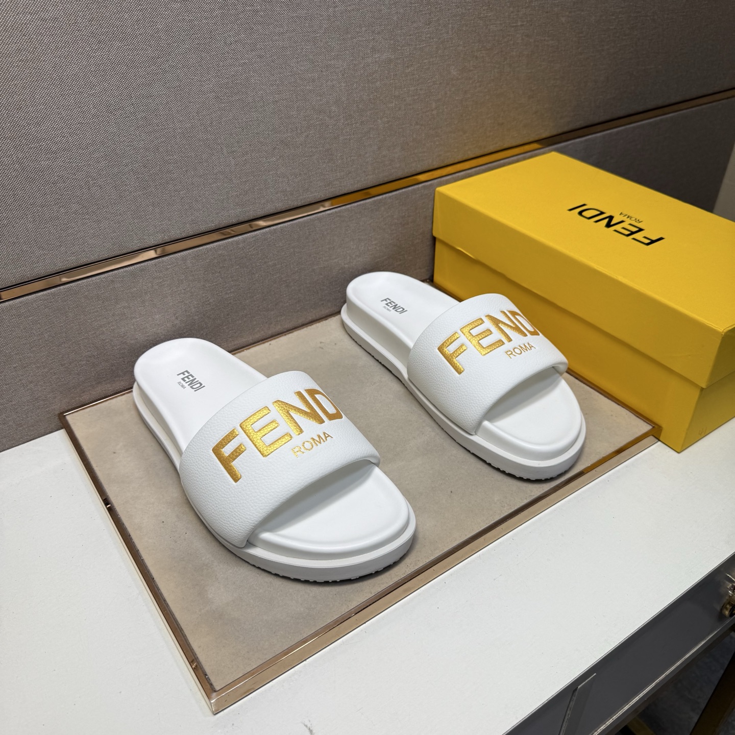 NO:345704,【Fen~】 Men's casual slippers are available at the same time. Size: 38-44 # 5 color uppers are made of multi-material spliced ​​leather inner lining, comfortable and breathable, original sole is comfortable and wear-resistant, real-life shooting is even better, slippers19860909【芬～】男士休闲拖鞋 z柜同步发售 码数:38-44 # 5个颜色鞋面选用多材质拼接真皮内里,舒适透气,鞋底原版舒适耐磨大底,实物拍摄实物更赞,,slippers,Men's shoes