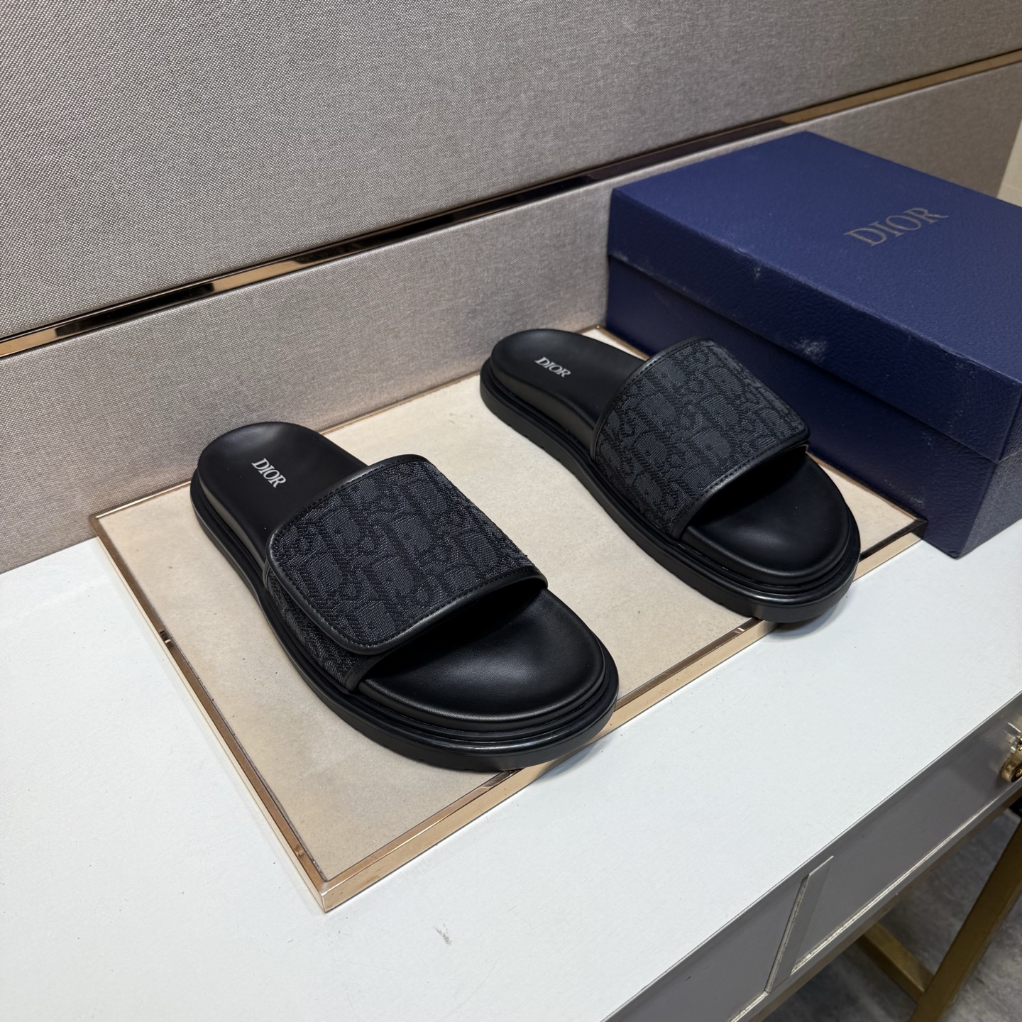 NO:345723,【Di~】 Men's casual slippers are available at the same time. Size: 38-44 # 1 color upper is made of multi-material splicing leather inner lining, comfortable and breathable, original sole is comfortable and wear-resistant, real-life shooting is even better, slippers19860909【迪～】男士休闲拖鞋 z柜同步发售 码数:38-44 # 1个颜色鞋面选用多材质拼接真皮内里,舒适透气,鞋底原版舒适耐磨大底,实物拍摄实物更赞,,slippers,Men's shoes