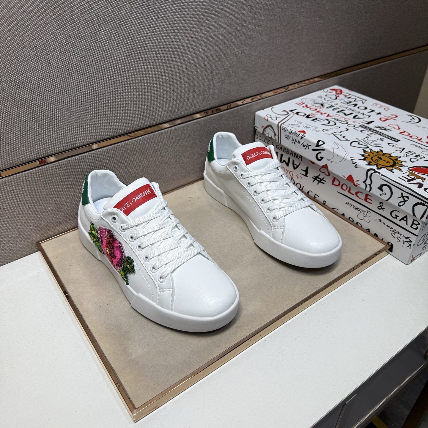 NO:345754,【DG ～】Couple casual shoes are available at the same time. Size: 35-44 # 1 color upper is made of multi-material splicing genuine leather inner lining, comfortable and breathable, original sole is comfortable and wear-resistant, real-life shooting is even better,19860909【DG～】情侣装休闲鞋 z柜同步发售 码数:35-44 # 1个颜色鞋面选用多材质拼接真皮内里,舒适透气,鞋底原版舒适耐磨大底,实物拍摄实物更赞,,Men's shoes