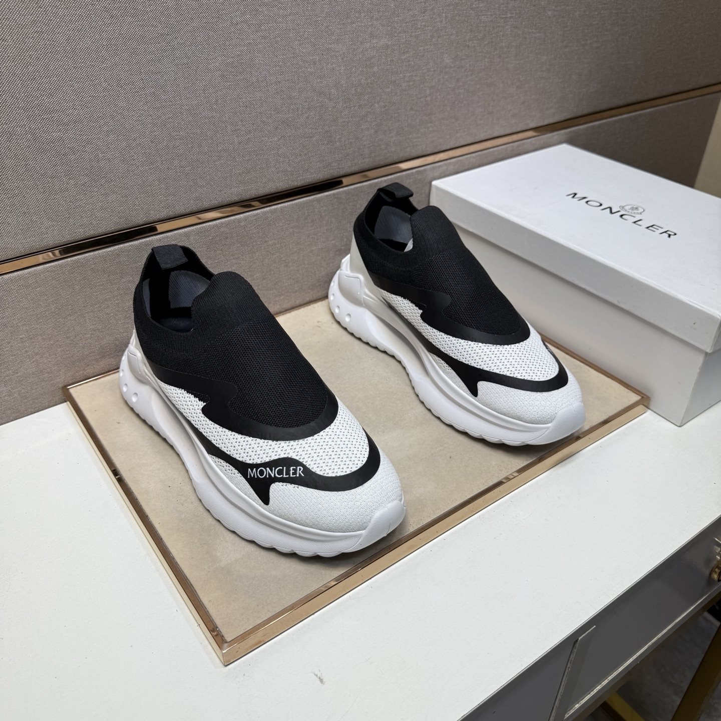 NO:345791,[Shield ~] Men's casual shoes are available at the same time. Size: 38-44 # 1 color upper is made of multi-material splicing mesh inner lining, comfortable and breathable, original sole is comfortable and wear-resistant, real-life shooting is even better, Moncler19860909【蒙口～】男士休闲鞋 z柜同步发售 码数:38-44 # 1个颜色鞋面选用多材质拼接网布内里,舒适透气,鞋底原版舒适耐磨大底,实物拍摄实物更赞,,Moncler,Men's shoes