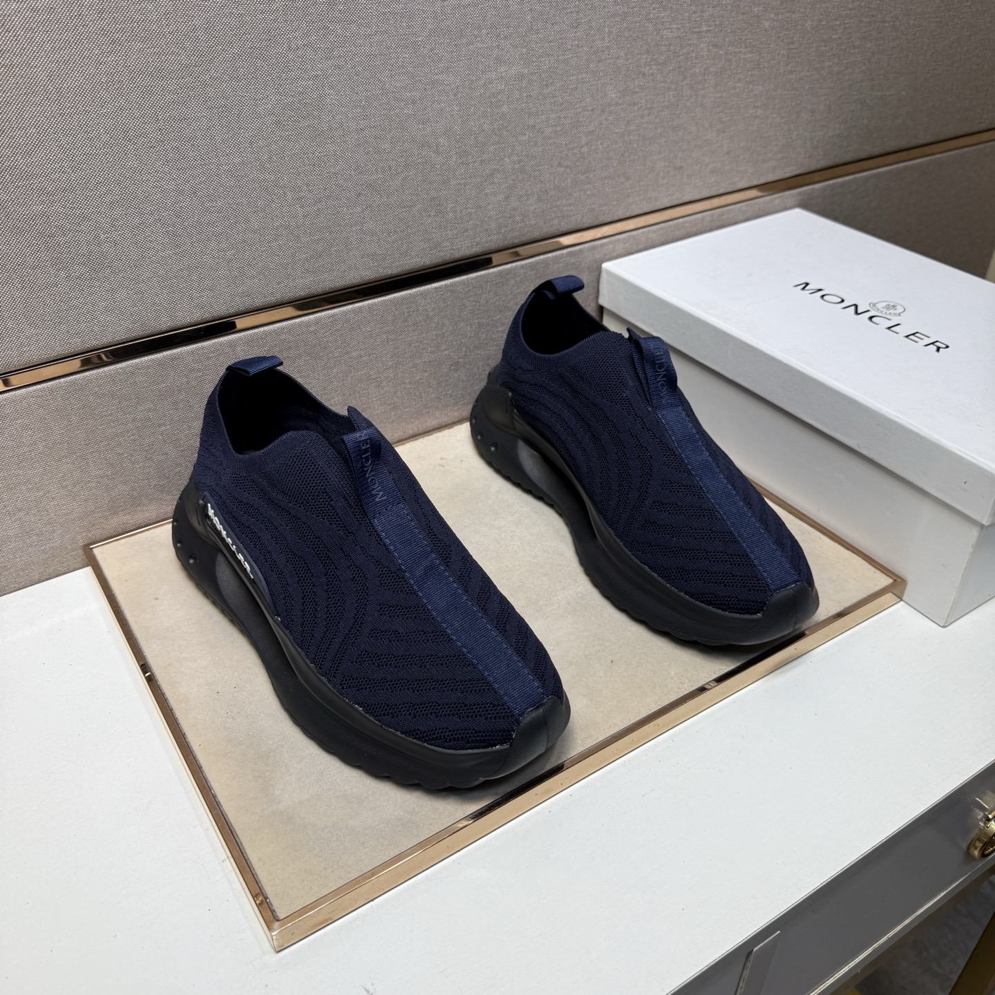 NO:345795,[Shield ~] Men's casual shoes are available at the same time. Size: 38-44 # 2 color uppers are made of multi-material splicing mesh, comfortable and breathable, original sole is comfortable and wear-resistant, real-life shooting is even better, Moncler19860909【蒙口～】男士休闲鞋 z柜同步发售 码数:38-44 # 2个颜色鞋面选用多材质拼接网布内里,舒适透气,鞋底原版舒适耐磨大底,实物拍摄实物更赞,,Moncler,Men's shoes