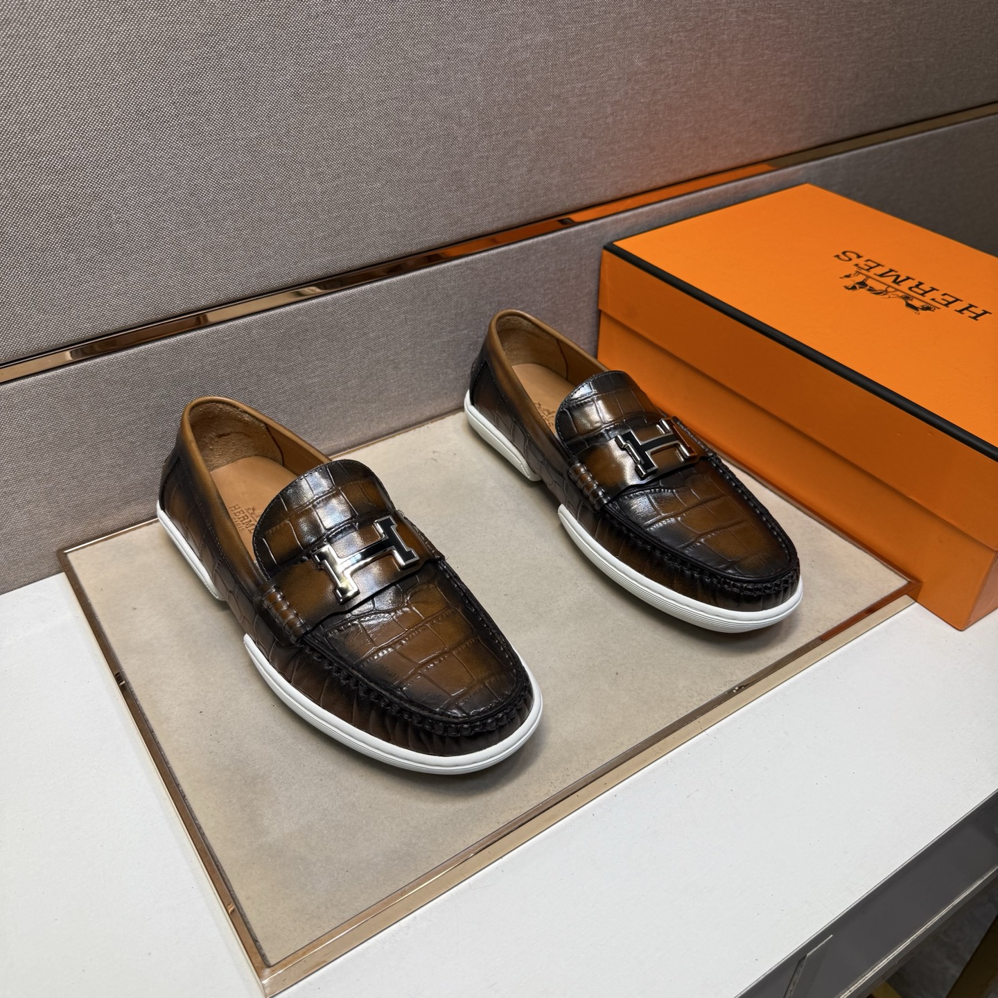 NO:347903,[Love~] Men's casual shoes are available simultaneously in 2025z cabinet. Size: 38-44# 5-color uppers are made of cowhide spliced ​​cowhide inner lining, comfortable and breathable, original sole is comfortable and wear-resistant, and the real shot is even better, cowhide19860909【爱～】男士休闲鞋 2025z柜同步发售 码数:38-44# 5个颜色鞋面选用牛皮拼接牛皮内里,舒适透气,鞋底原版舒适耐磨大底,实物拍摄实物更赞,,cowhide,Men's shoes