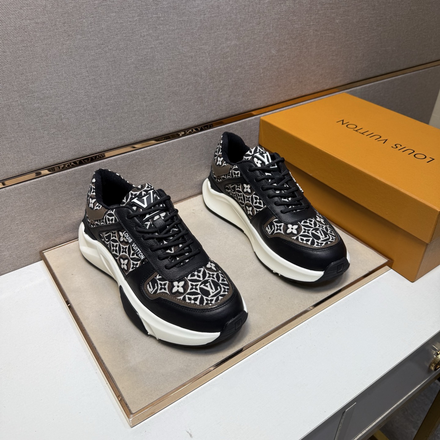 NO:347935,【LV ～】Men's casual shoes 2025z cabinets are available simultaneously Size: 38-44 # 4 color uppers are made of multi-material spliced ​​mesh fabric inner lining, comfortable and breathable, original sole comfortable and wear-resistant sole, real-life shooting is even more beautiful, louis vuitton19860909【LV～】男士休闲鞋 2025z柜同步发售 码数:38-44 # 4个颜色鞋面选用多材质拼接网布内里,舒适透气,鞋底原版舒适耐磨大底,实物拍摄实物更赞,,louis vuitton,Men's shoes
