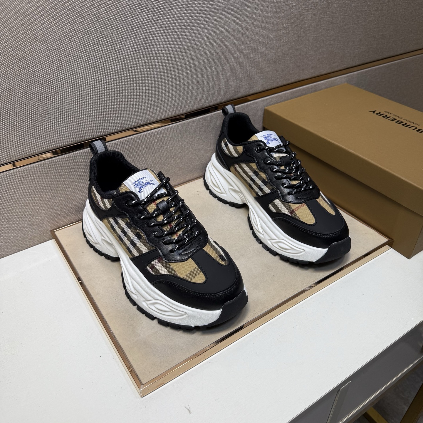 NO:350195,[Babber~] Men's casual shoes 2025z cabinets are available simultaneously. Size: 38-44 # 2 color uppers are made of multi-material spliced ​​mesh fabric inner lining, comfortable and breathable, original sole comfortable and wear-resistant sole, real shots are even better, burberry19860909【巴宝～】男士休闲鞋 2025z柜同步发售 码数:38-44 # 2个颜色鞋面选用多材质拼接网布内里,舒适透气,鞋底原版舒适耐磨大底,实物拍摄实物更赞,,burberry,Men's shoes