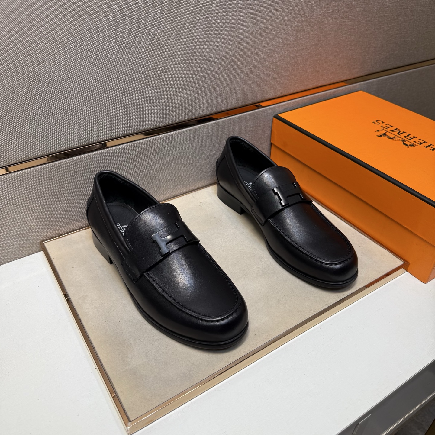 NO:356464,[Love~] Men's casual leather shoes are available simultaneously in 2025z cabinet. Size: 39-44 # 1 color upper is made of cowhide spliced ​​cowhide inner lining, comfortable and breathable, original sole is comfortable and wear-resistant, real-life shooting is even better, cowhide19860909【爱～】男士休闲皮鞋 2025z柜同步发售 码数:39-44 # 1个颜色鞋面选用牛皮拼接牛皮内里,舒适透气,鞋底原版舒适耐磨大底,实物拍摄实物更赞,,cowhide,Men's shoes