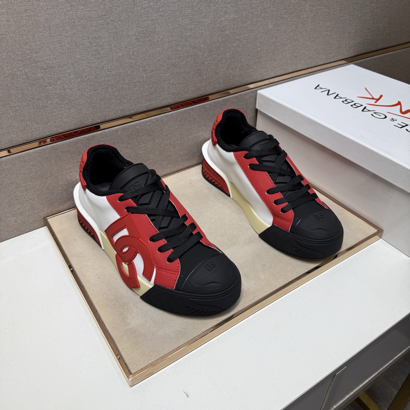 NO:351556,[DG~] Couple casual shoes are available at the same time in 2025z cabinet. Number of sizes: 35-44 # 2 color uppers are made of multi-material spliced ​​mesh fabric inner lining, comfortable and breathable, original sole is comfortable and wear-resistant, and the real shot is even better.19860909【DG～】情侣装休闲鞋 2025z柜同步发售 码数:35-44 # 2个颜色鞋面选用多材质拼接网布内里,舒适透气,鞋底原版舒适耐磨大底,实物拍摄实物更赞,,Men's shoes