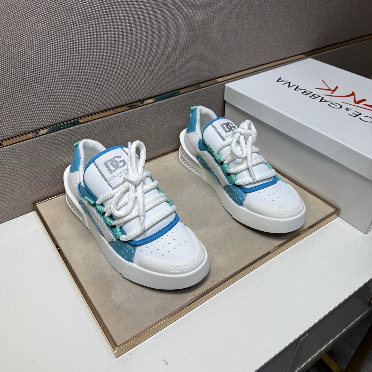 NO:351570,[DG~] Couple casual shoes are available at the same time in 2025z cabinet. Number of sizes: 35-44 # 1 color upper is made of multi-material spliced ​​mesh inner lining, comfortable and breathable, original sole is comfortable and wear-resistant, real-life shooting is even better,19860909【DG～】情侣装休闲鞋 2025z柜同步发售 码数:35-44 # 1个颜色鞋面选用多材质拼接网布内里,舒适透气,鞋底原版舒适耐磨大底,实物拍摄实物更赞,,Men's shoes