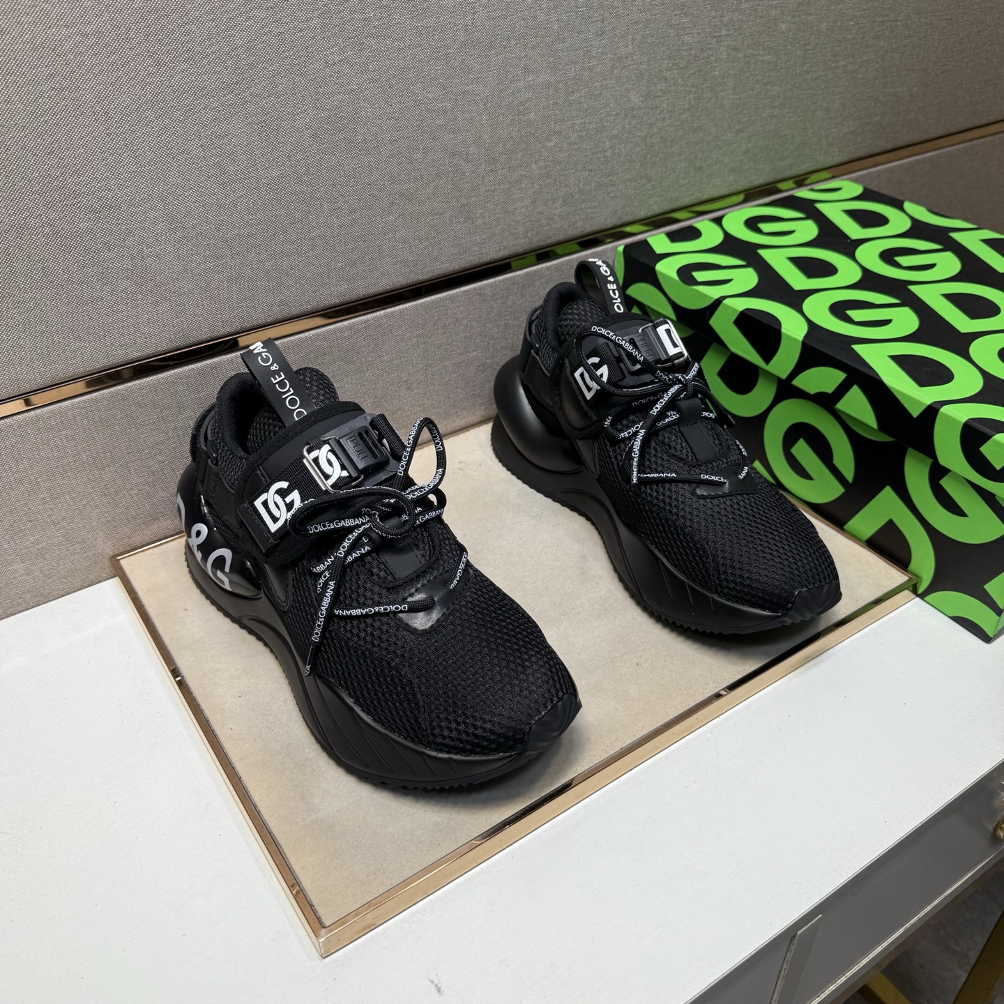 NO:351441,[DG~] Couple casual shoes are available at the same time in 2025z cabinet. Number of sizes: 35-44 # 2 color uppers are made of multi-material spliced ​​mesh fabric inner lining, comfortable and breathable, original sole is comfortable and wear-resistant, and the real shot is even better.19860909【DG～】情侣装休闲鞋 2025z柜同步发售 码数:35-44 # 2个颜色鞋面选用多材质拼接网布内里,舒适透气,鞋底原版舒适耐磨大底,实物拍摄实物更赞,,Men's shoes