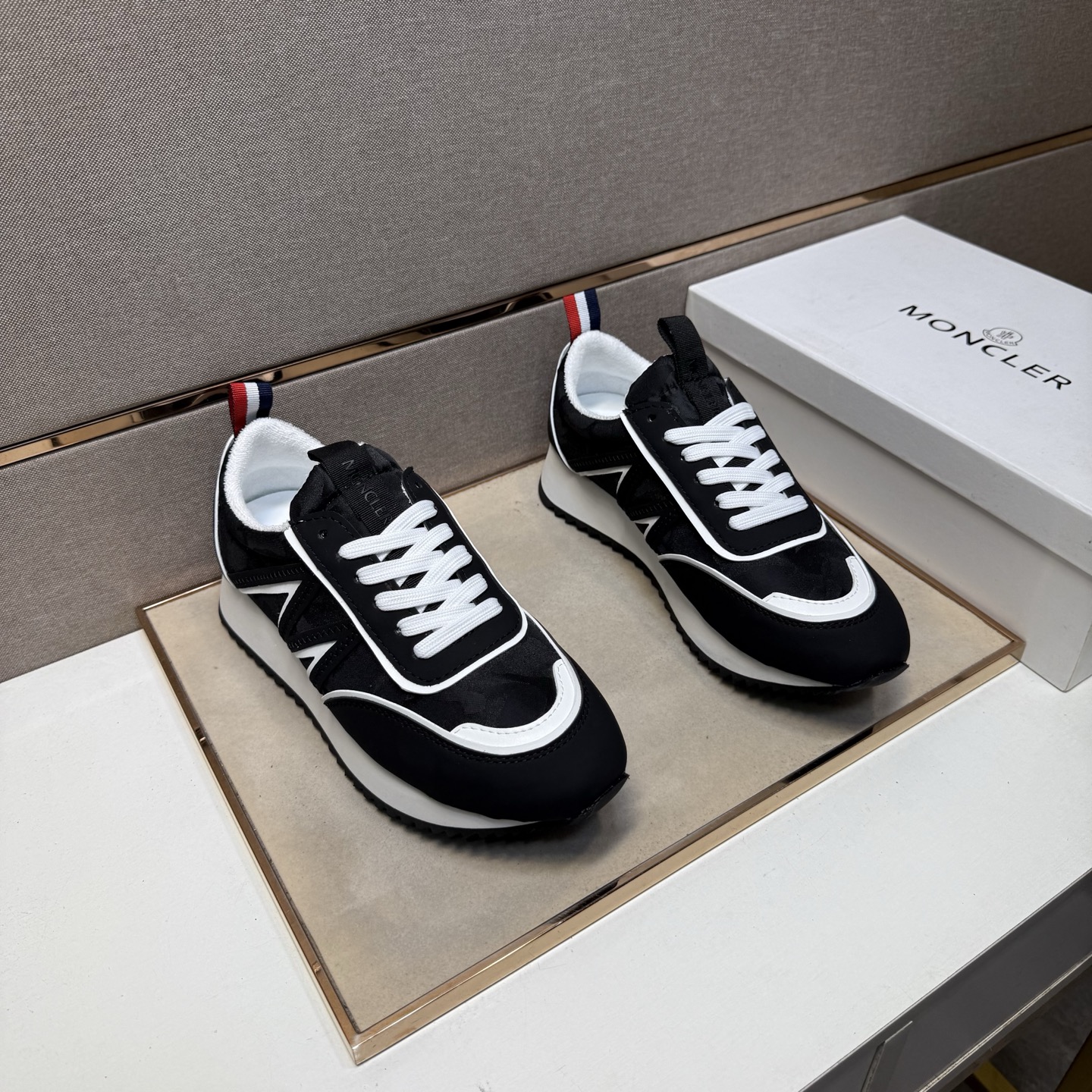 NO:351462,[Meng~] Men's casual shoes are available simultaneously in 2025z cabinet. Size: 38-44 # 1 color upper is made of multi-material spliced ​​mesh fabric inner lining, comfortable and breathable, original sole is comfortable and wear-resistant, real-life shooting is even better,19860909【蒙～】男士休闲鞋 2025z柜同步发售 码数:38-44 # 1个颜色鞋面选用多材质拼接网布内里,舒适透气,鞋底原版舒适耐磨大底,实物拍摄实物更赞,,Men's shoes