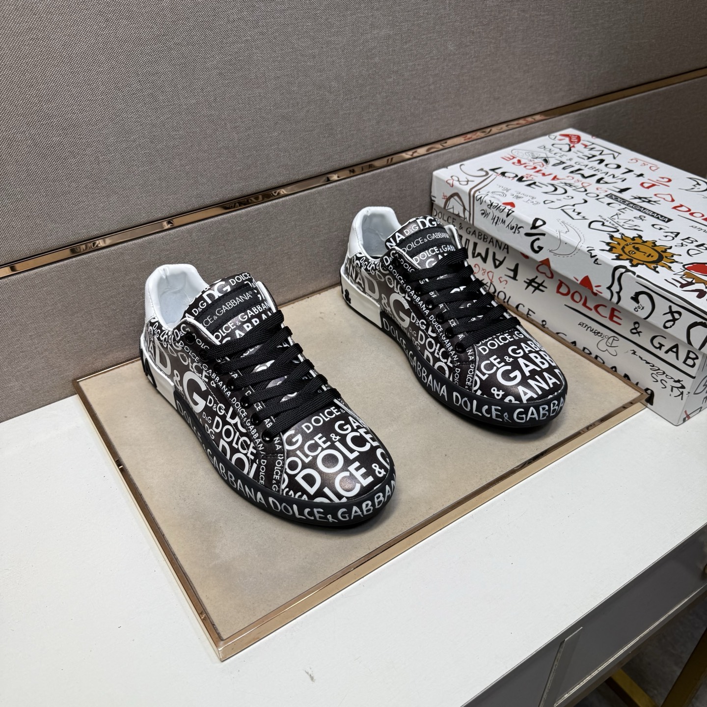 NO:353066,[DG~] Couple casual shoes are available at the same time in 2025z cabinet. Number of sizes: 35-44 # 1 color upper is made of multi-material spliced ​​leather inner lining, comfortable and breathable, original sole is comfortable and wear-resistant, real-life shooting is even better,19860909【DG～】情侣装休闲鞋 2025z柜同步发售 码数:35-44 # 1个颜色鞋面选用多材质拼接真皮内里,舒适透气,鞋底原版舒适耐磨大底,实物拍摄实物更赞,,Men's shoes