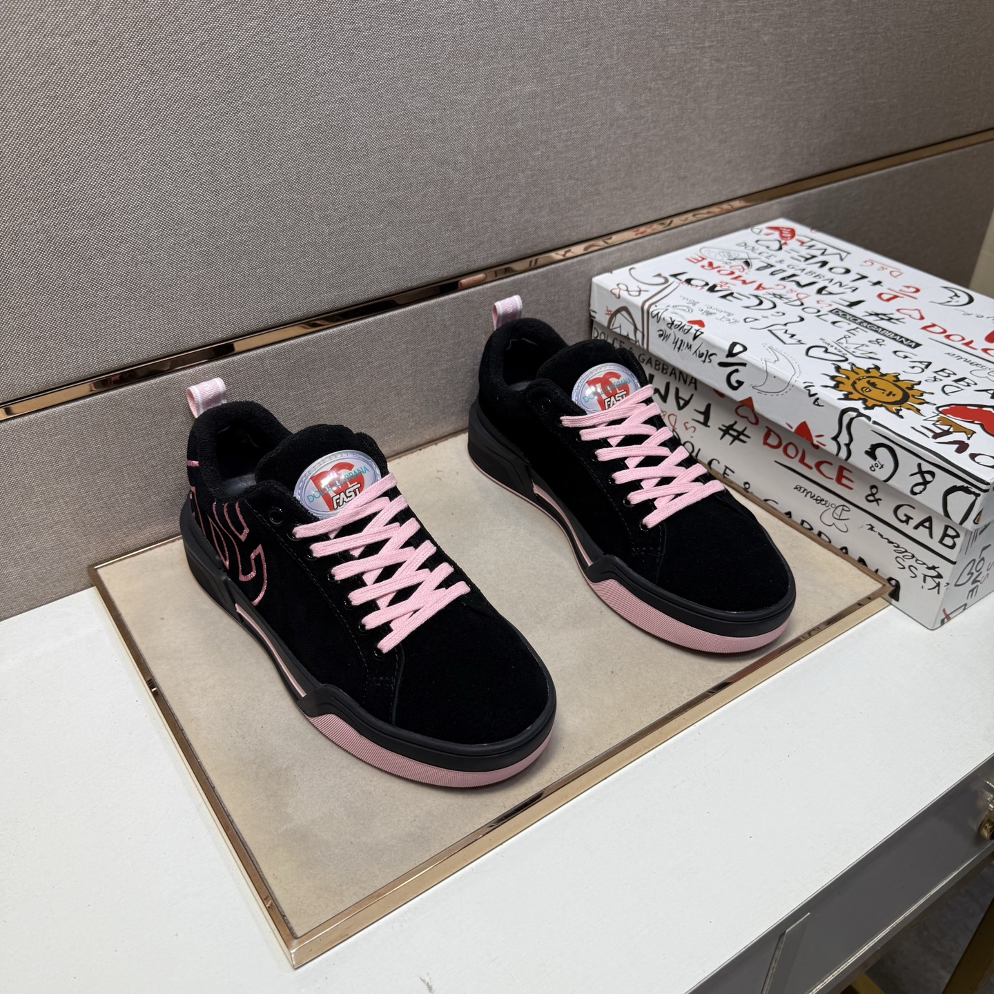 NO:353081,[DG~] Couple casual shoes are available at the same time in 2025z cabinet. Number of sizes: 35-44 # 1 color upper is made of multi-material spliced ​​mesh inner lining, comfortable and breathable, original sole is comfortable and wear-resistant, real-life shooting is even better,19860909【DG～】情侣装休闲鞋 2025z柜同步发售 码数:35-44 # 1个颜色鞋面选用多材质拼接网布内里,舒适透气,鞋底原版舒适耐磨大底,实物拍摄实物更赞,,Men's shoes