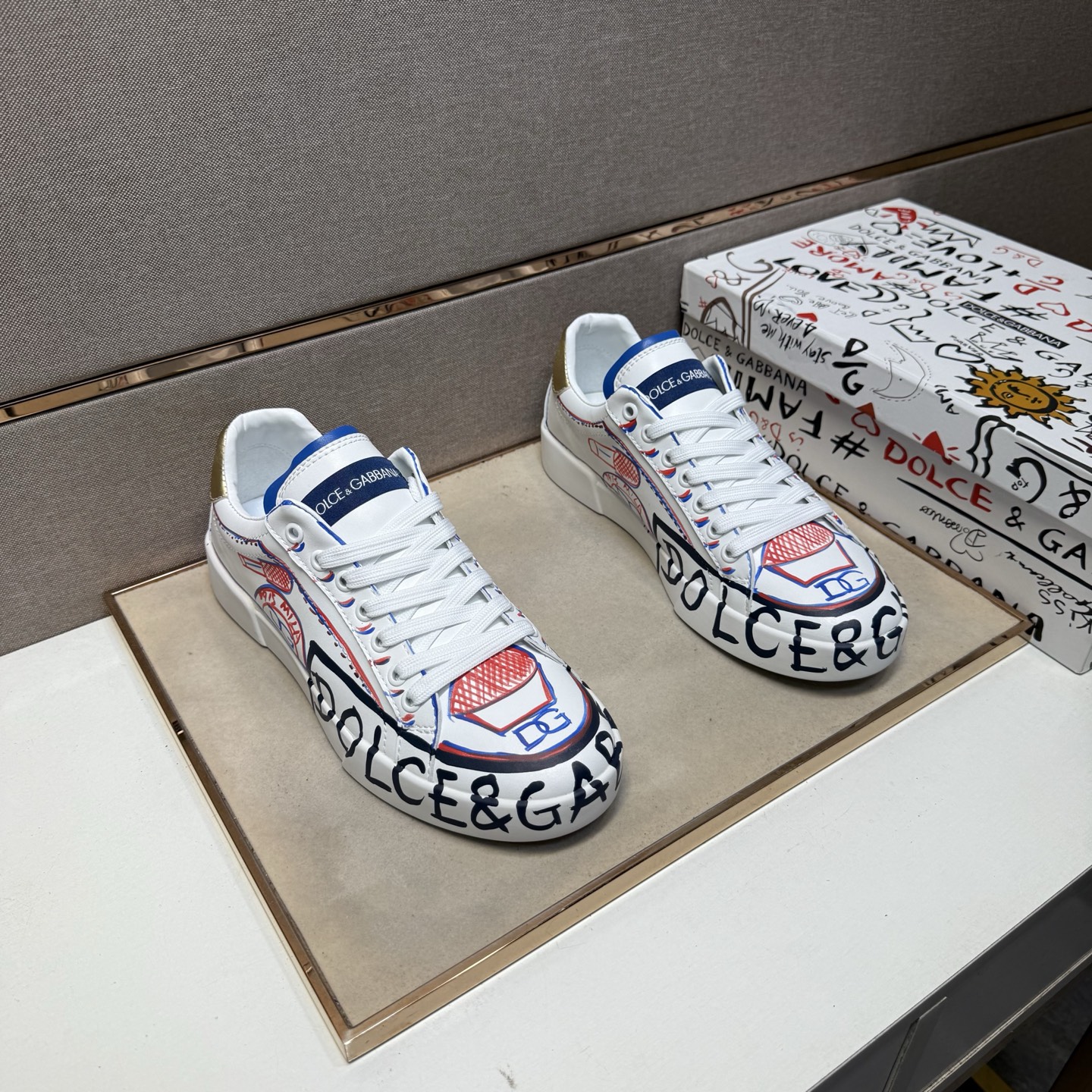 NO:353096,[DG~] Couple casual shoes are available at the same time in 2025z cabinet. Number of sizes: 35-44 # 1 color upper is made of multi-material spliced ​​leather inner lining, comfortable and breathable, the original sole is comfortable and wear-resistant, and the real shot is even better.19860909【DG～】情侣装休闲鞋 2025z柜同步发售 码数:35-44 # 1个颜色鞋面选用多材质拼接真皮内里,舒适透气,鞋底原版舒适耐磨大底,实物拍摄实物更赞,,Men's shoes