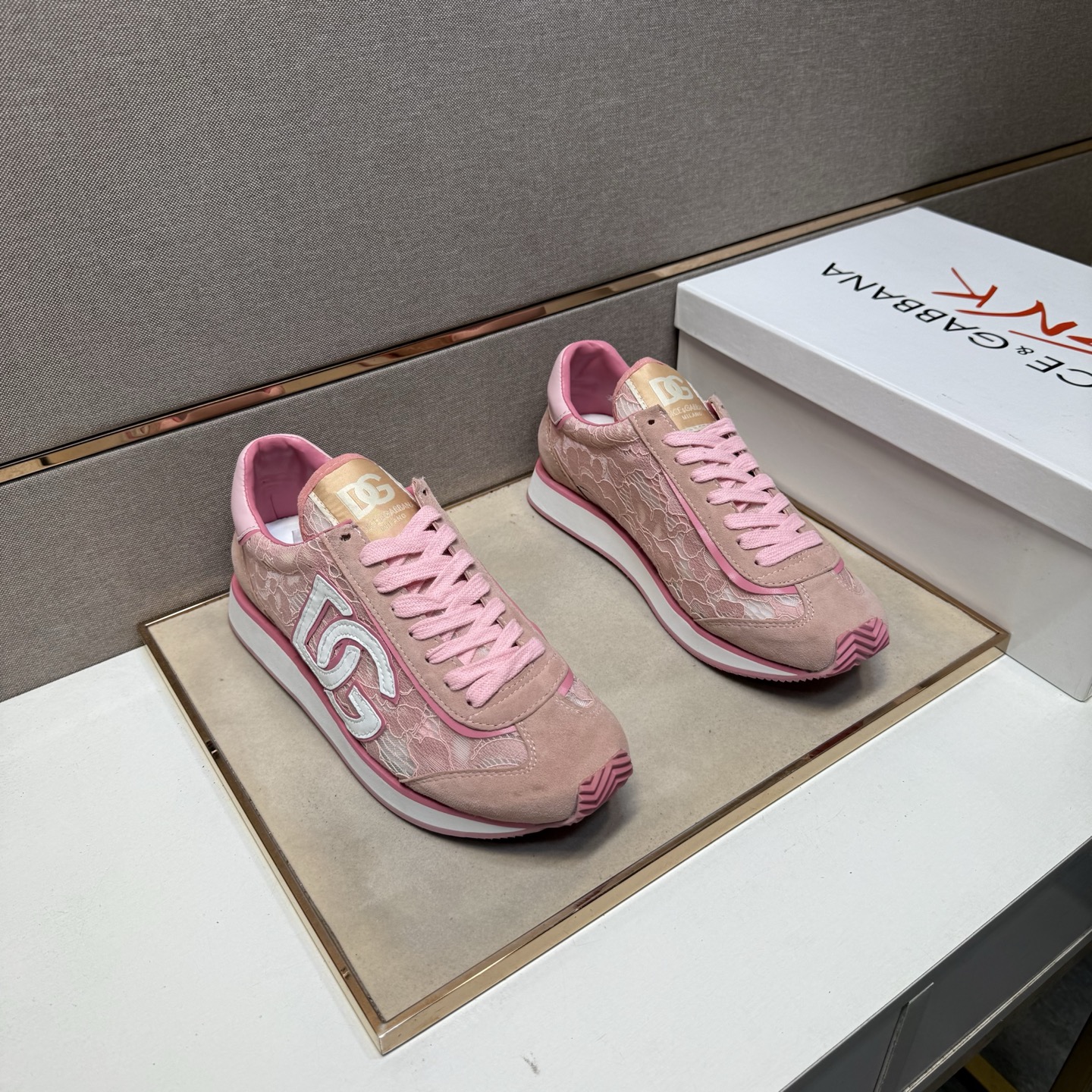 NO:353112,[DG~] Couple casual shoes are available at the same time in 2025z cabinet. Number of sizes: 35-44 # 1 color upper is made of multi-material spliced ​​mesh inner lining, comfortable and breathable, original sole is comfortable and wear-resistant, real-life shooting is even better,19860909【DG～】情侣装休闲鞋 2025z柜同步发售 码数:35-44 # 1个颜色鞋面选用多材质拼接网布内里,舒适透气,鞋底原版舒适耐磨大底,实物拍摄实物更赞,,Men's shoes
