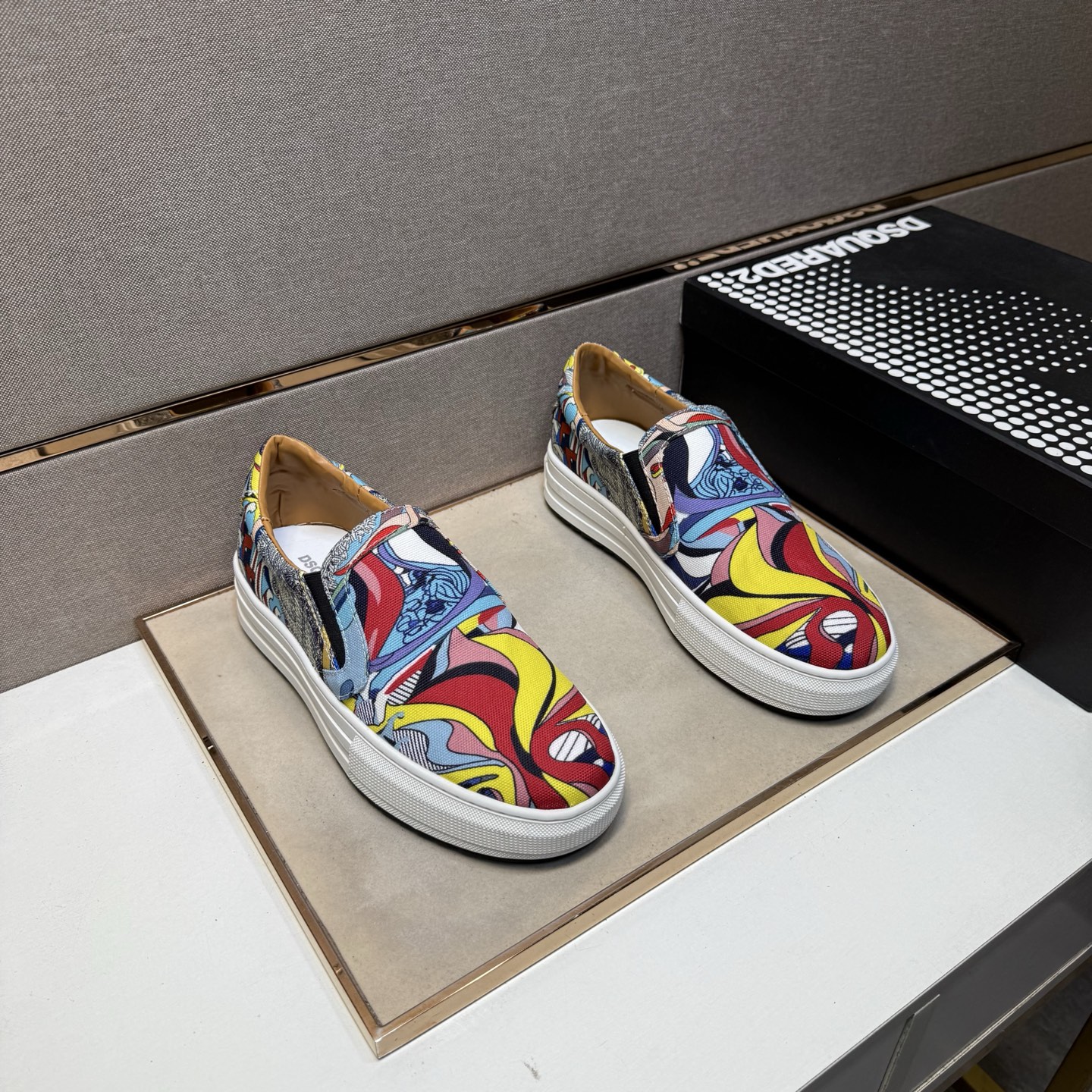 NO:352971,[D2~] Couple casual shoes are available at the same time in 2025z cabinet. Size: 35-44 # 1 color upper is made of multi-material spliced ​​leather inner lining, comfortable and breathable, the original sole is comfortable and wear-resistant, and the real shot is even better.19860909【D2～】情侣装休闲鞋 2025z柜同步发售 码数:35-44 # 1个颜色鞋面选用多材质拼接真皮内里,舒适透气,鞋底原版舒适耐磨大底,实物拍摄实物更赞,,Men's shoes