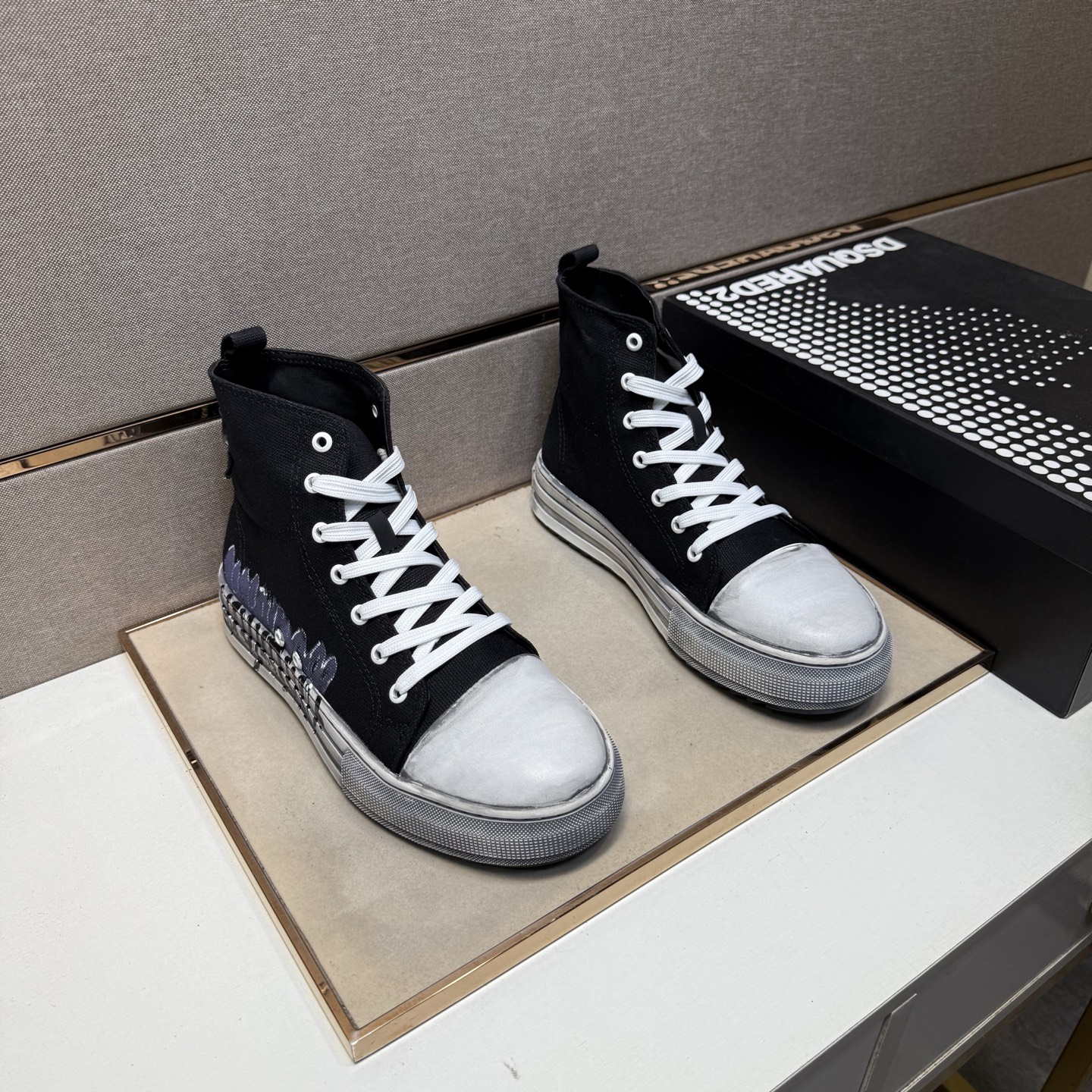 NO:352986,[D2~] Couple casual high-top shoes, 2025z cabinets are available simultaneously. Number of sizes: 36-44 # 1 color upper is made of multi-material spliced ​​leather inner lining, comfortable and breathable, original sole is comfortable and wear-resistant, real-life shooting is even better,19860909【D2～】情侣装休闲高帮鞋,2025z柜同步发售 码数:36-44 # 1个颜色鞋面选用多材质拼接真皮内里,舒适透气,鞋底原版舒适耐磨大底,实物拍摄实物更赞,,Men's shoes