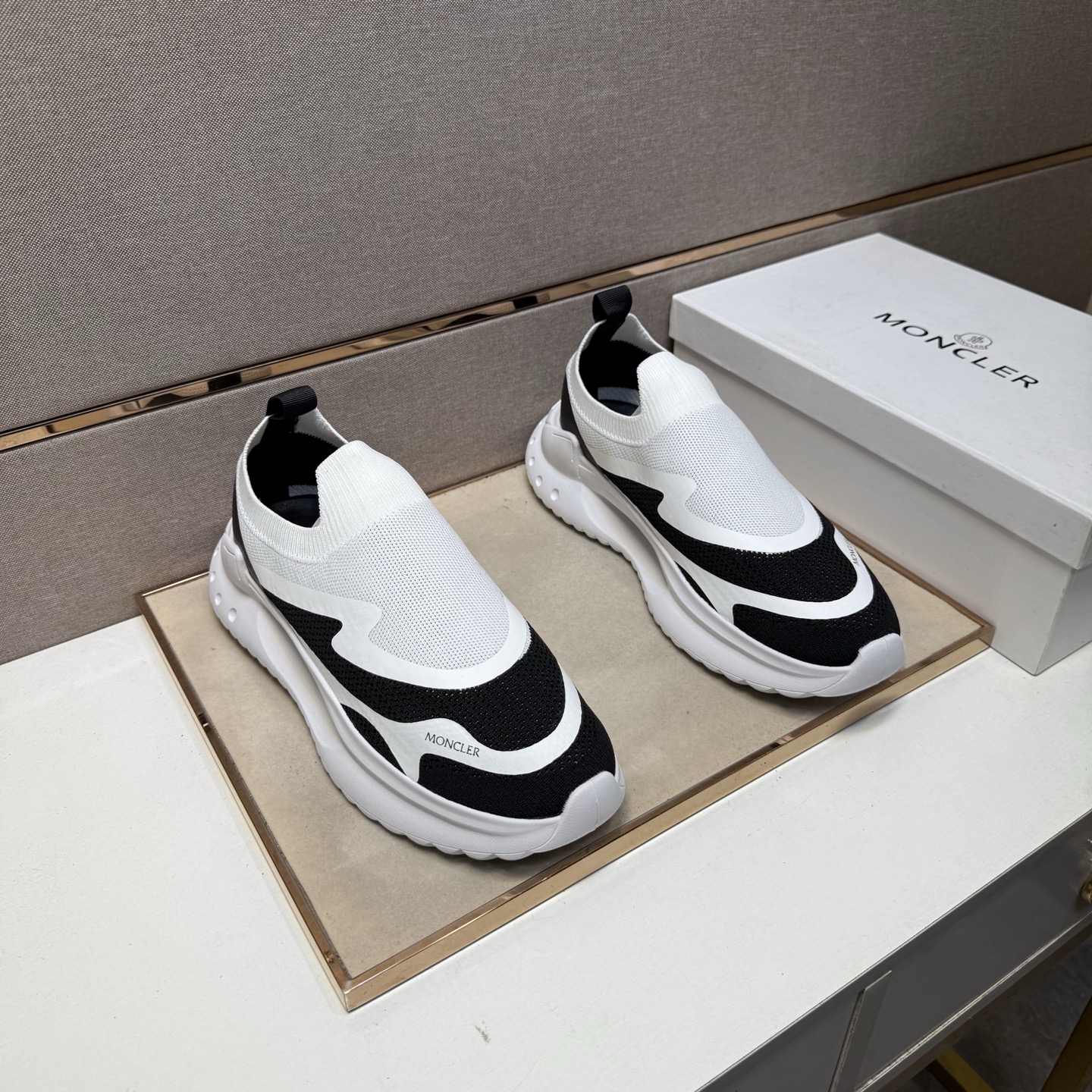 NO:353015,[Meng~] Men's casual shoes are available simultaneously in 2025z cabinet. Size: 38-44 # 1 color upper is made of multi-material spliced ​​mesh fabric inner lining, comfortable and breathable, original sole is comfortable and wear-resistant, real-life shooting is even better,19860909【蒙～】男士休闲鞋 2025z柜同步发售 码数:38-44 # 1个颜色鞋面选用多材质拼接网布内里,舒适透气,鞋底原版舒适耐磨大底,实物拍摄实物更赞,,Men's shoes