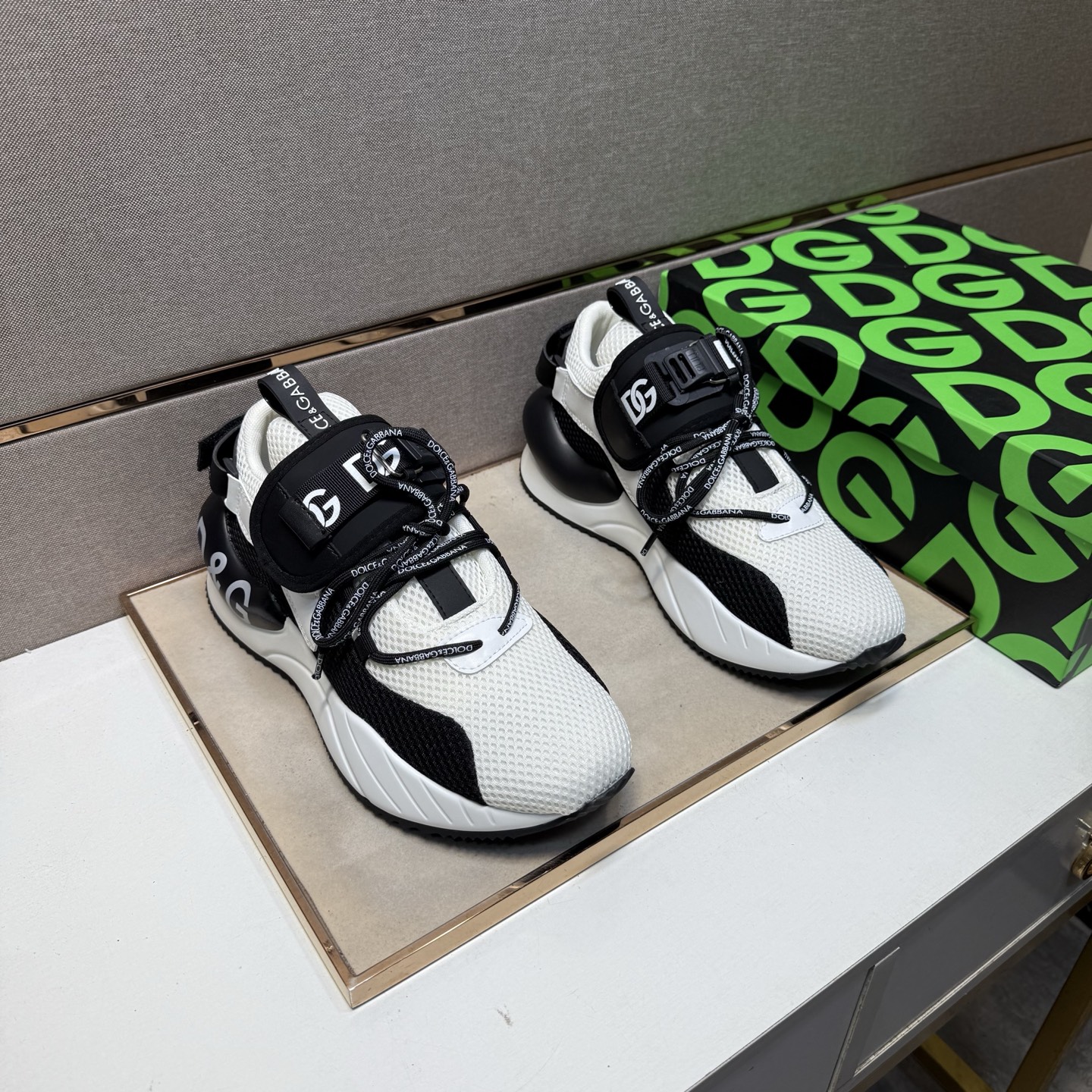 NO:355276,[DG~] Couple casual shoes are available at the same time in 2025z cabinet. Number of sizes: 35-44 # 1 color upper is made of multi-material spliced ​​mesh inner lining, comfortable and breathable, original sole is comfortable and wear-resistant, real-life shooting is even better,19860909【DG～】情侣装休闲鞋 2025z柜同步发售 码数:35-44 # 1个颜色鞋面选用多材质拼接网布内里,舒适透气,鞋底原版舒适耐磨大底,实物拍摄实物更赞,,Men's shoes