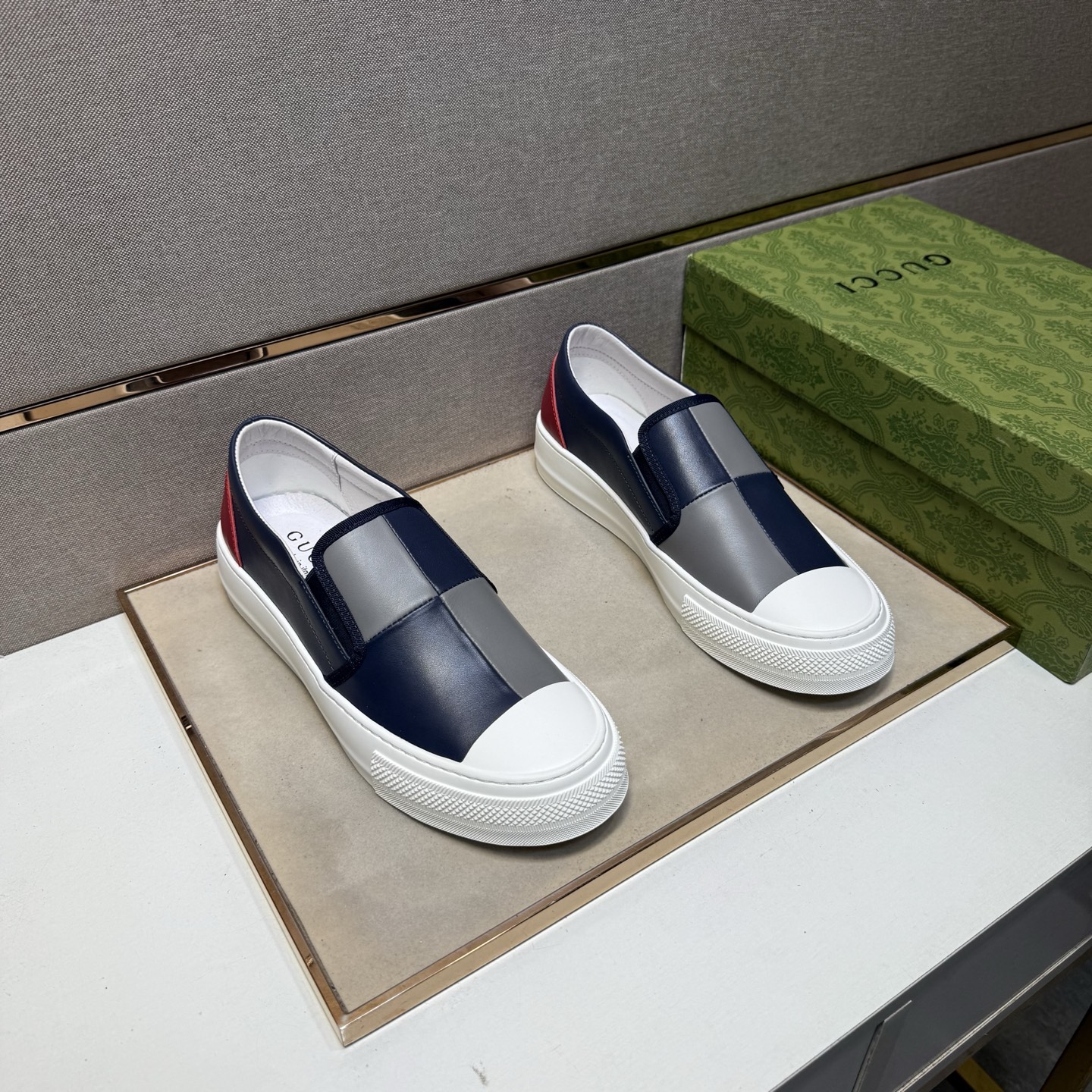 NO:355311,[Ancient ~] Men's casual shoes are available simultaneously in 2025z cabinet. Number of sizes: 38-44 # 2 color uppers are made of multi-material spliced ​​leather inner lining, comfortable and breathable, original sole is comfortable and wear-resistant, and the real shot is even better.19860909【古～】男士休闲鞋 2025z柜同步发售 码数:38-44 # 2个颜色鞋面选用多材质拼接真皮内里,舒适透气,鞋底原版舒适耐磨大底,实物拍摄实物更赞,,Men's shoes