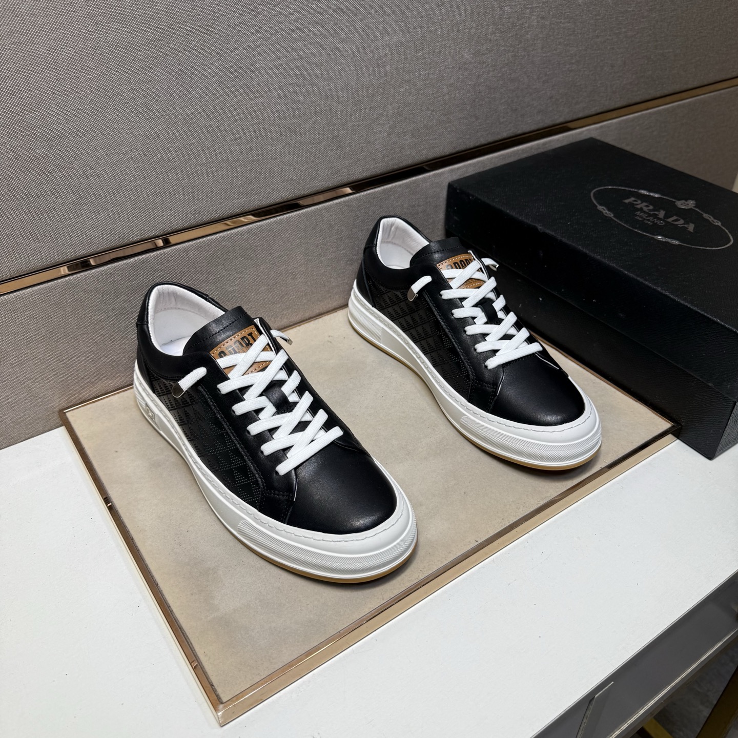 NO:355162,[Pre-Premium] Men's casual shoes are available simultaneously in 2025z cabinet. Size: 38-44 # 2 color uppers are made of multi-material spliced ​​leather inner lining, comfortable and breathable, original sole is comfortable and wear-resistant, and the real shot is even better.19860909【普～】男士休闲鞋 2025z柜同步发售 码数:38-44 # 2个颜色鞋面选用多材质拼接真皮内里,舒适透气,鞋底原版舒适耐磨大底,实物拍摄实物更赞,,Men's shoes