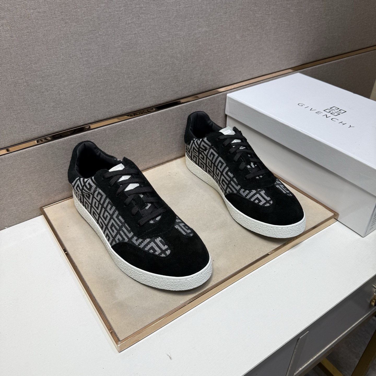 NO:355178,[Pre-Premium] Men's casual shoes are available simultaneously in 2025z cabinet. Size: 38-44 # 6 color uppers are made of multi-material spliced ​​leather inner lining, comfortable and breathable, original sole is comfortable and wear-resistant, and the real shot is even better.19860909【普～】男士休闲鞋 2025z柜同步发售 码数:38-44 # 6个颜色鞋面选用多材质拼接真皮内里,舒适透气,鞋底原版舒适耐磨大底,实物拍摄实物更赞,,Men's shoes