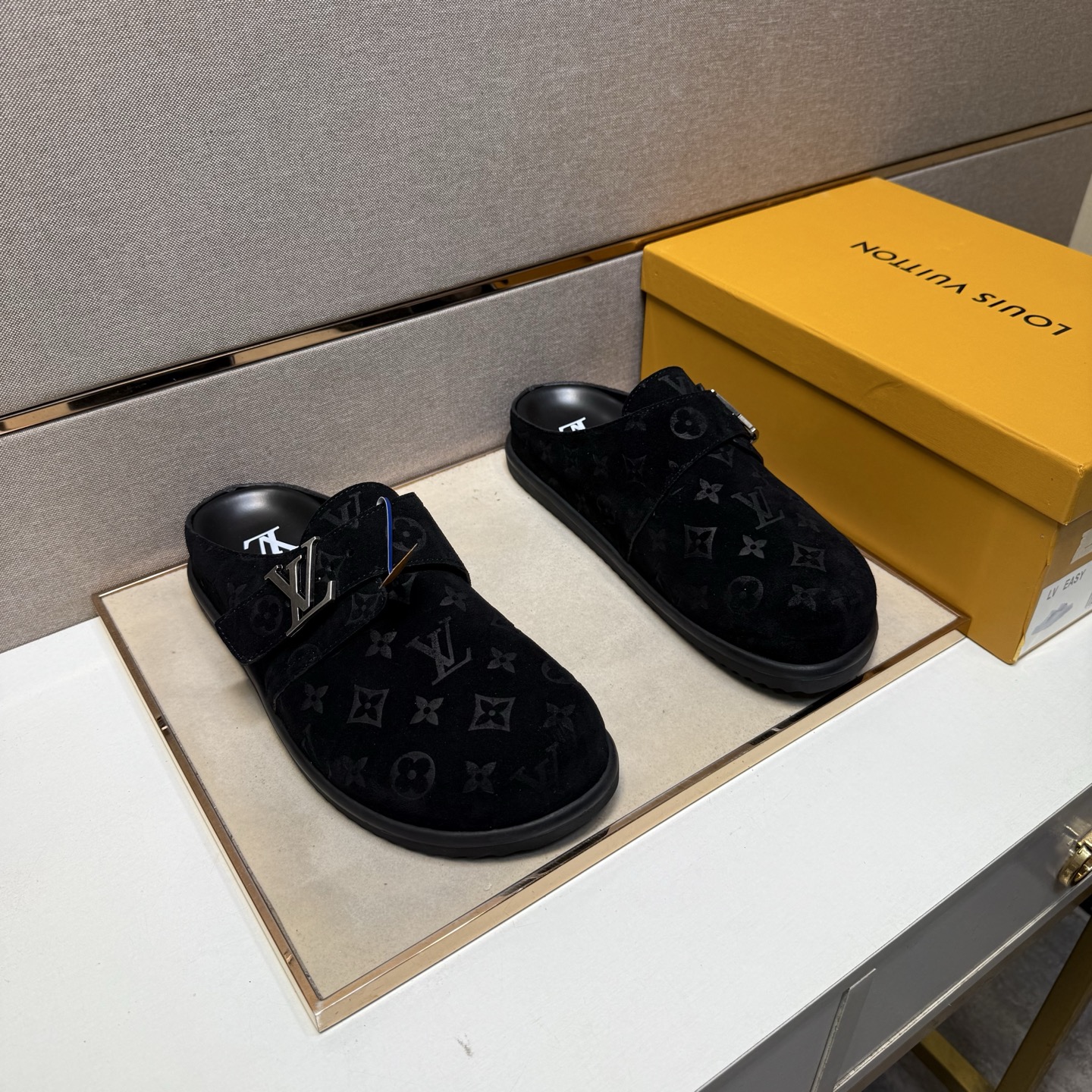 NO:350494,[LV~] Men's casual semi-slippers are available simultaneously in 2025z cabinet. Number of sizes: 39-44 # 4 color uppers are made of multi-material spliced ​​leather inner lining, comfortable and breathable, original sole is comfortable and wear-resistant, real-life shooting is even better, louis vuitton, slippers19860909【LV～】男士休闲半拖鞋 2025z柜同步发售 码数:39-44 # 4个颜色鞋面选用多材质拼接真皮内里,舒适透气,鞋底原版舒适耐磨大底,实物拍摄实物更赞,,louis vuitton,slippers,Men's shoes