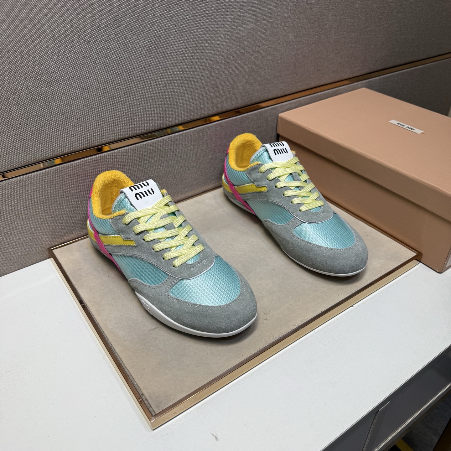 NO:357582,[Miao Miao~] Couple casual shoes are available simultaneously in 2025z cabinet. Size: 35-44 # 4 color uppers are made of multi-material splicing mesh fabric inner lining, comfortable and breathable, original sole is comfortable and wear-resistant, and the real shot is even better.19860909【缪缪～】情侣装休闲鞋 2025z柜同步发售 码数:35-44 # 4个颜色鞋面选用多材质拼接网布内里,舒适透气,鞋底原版舒适耐磨大底,实物拍摄实物更赞,,Men's shoes
