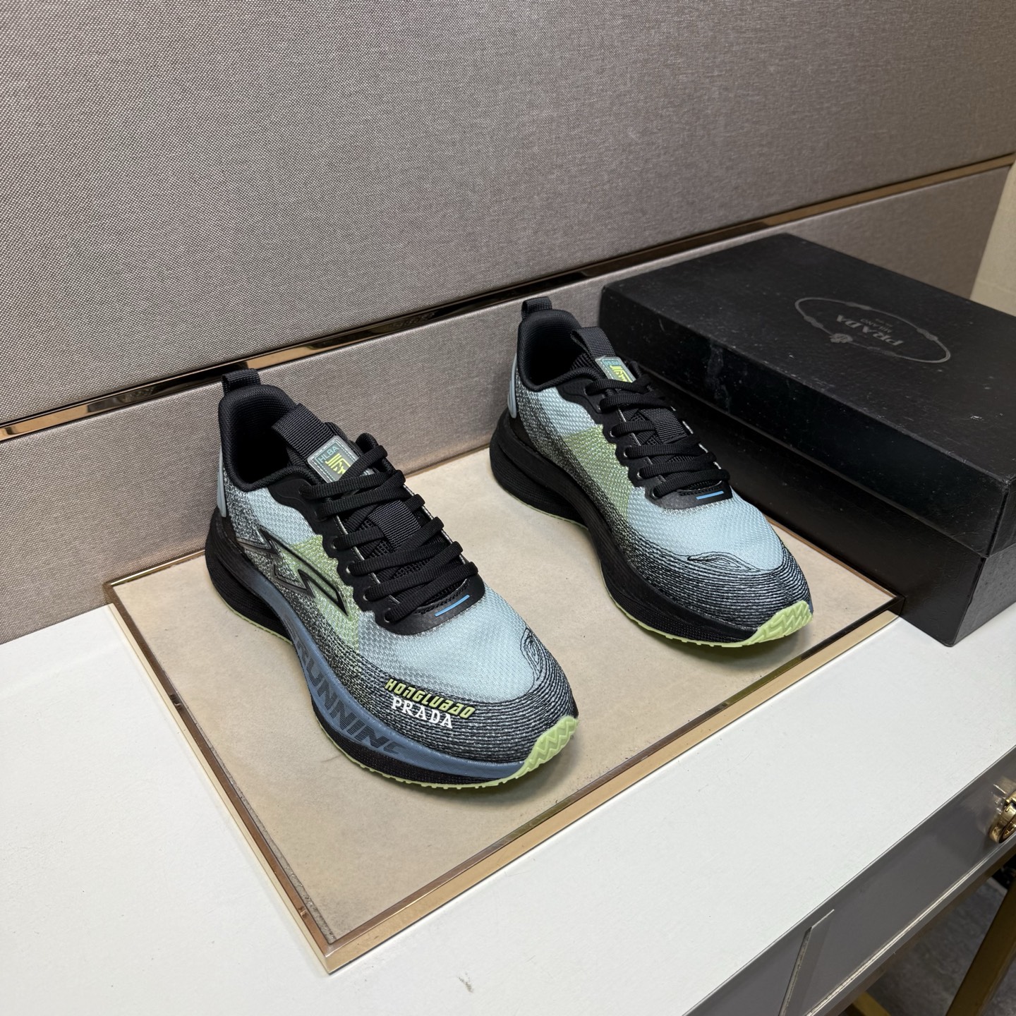 NO:357590,[Public ~] Men's casual shoes are available simultaneously in 2025z cabinet. Size: 39-44 # 3 color uppers are made of multi-material spliced ​​mesh fabric inner lining, comfortable and breathable, original sole is comfortable and wear-resistant, and the real shot is even better.19860909【普～】男士休闲鞋 2025z柜同步发售 码数:39-44 # 3个颜色鞋面选用多材质拼接网布内里,舒适透气,鞋底原版舒适耐磨大底,实物拍摄实物更赞,,Men's shoes