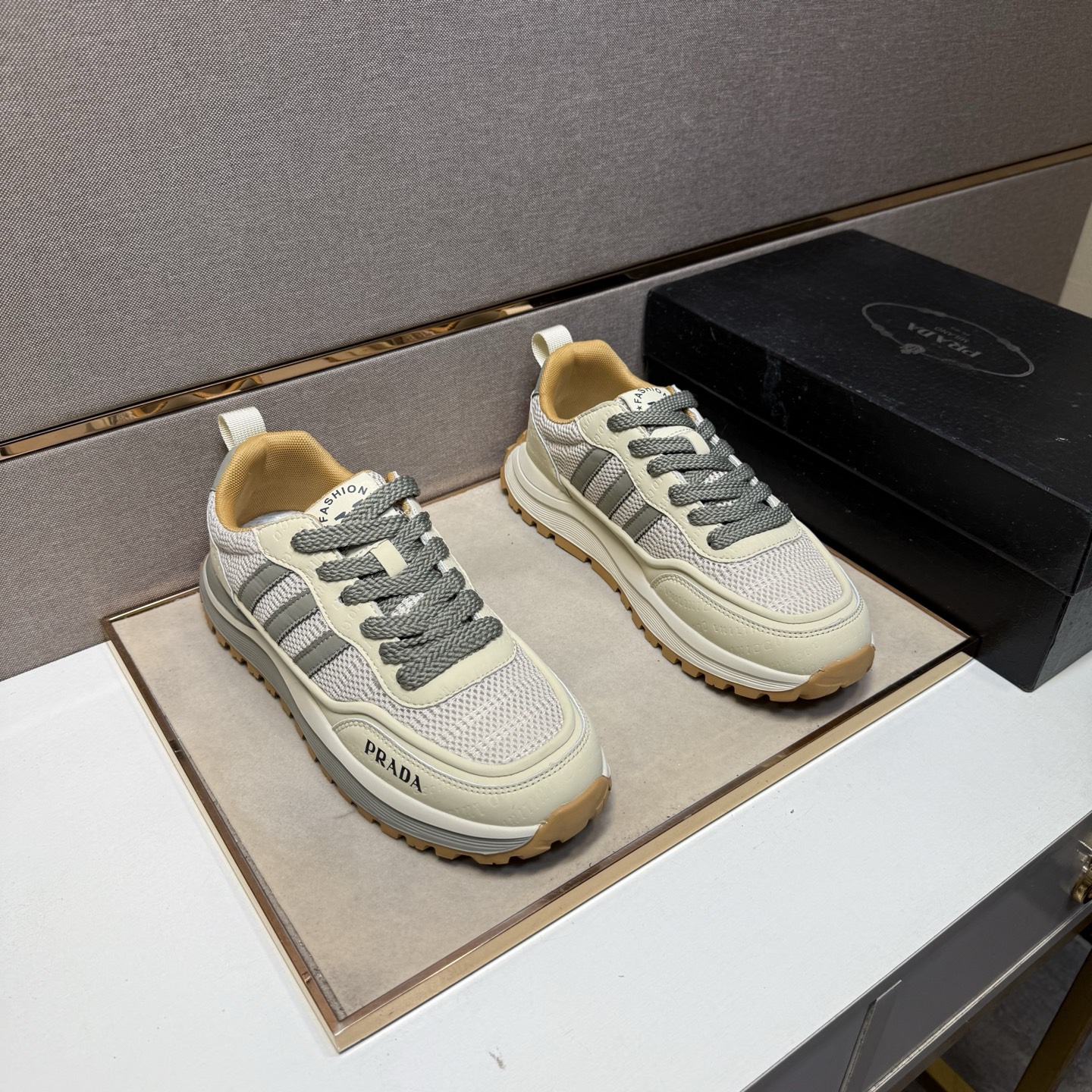 NO:357601,[Public ~] Men's casual shoes are available simultaneously in 2025z cabinet. Number of sizes: 39-44 # 2 color uppers are made of multi-material spliced ​​mesh fabric inner lining, comfortable and breathable, original sole is comfortable and wear-resistant, and the real shot is even better.19860909【普～】男士休闲鞋 2025z柜同步发售 码数:39-44 # 2个颜色鞋面选用多材质拼接网布内里,舒适透气,鞋底原版舒适耐磨大底,实物拍摄实物更赞,,Men's shoes