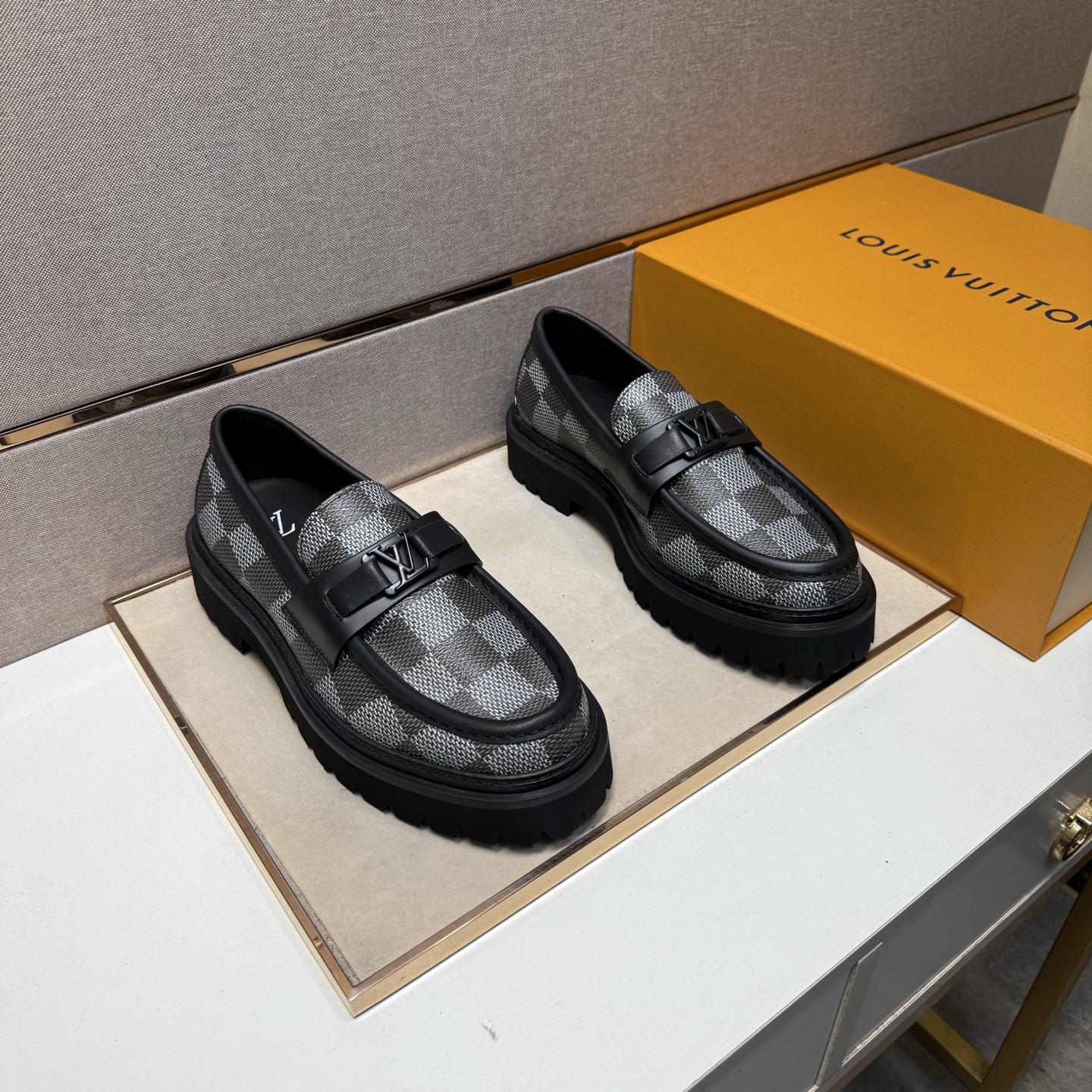 NO:778203,[Lv~] Men's casual leather shoes 2026z cabinet simultaneous sale Code number: 39-44 # 3 colors of uppers made of cowhide stitched with cowhide lining, comfortable and breathable, original soles comfortable and wear-resistant outsole, real photos taken in real life are better, louis vuitton, cowhide19860909【Lv～】男士休闲皮鞋 2026z柜同步发售 码数:39-44 # 3个颜色鞋面选用牛皮拼接牛皮内里,舒适透气,鞋底原版舒适耐磨大底,实物拍摄实物更赞,,louis vuitton,cowhide,Men's shoes