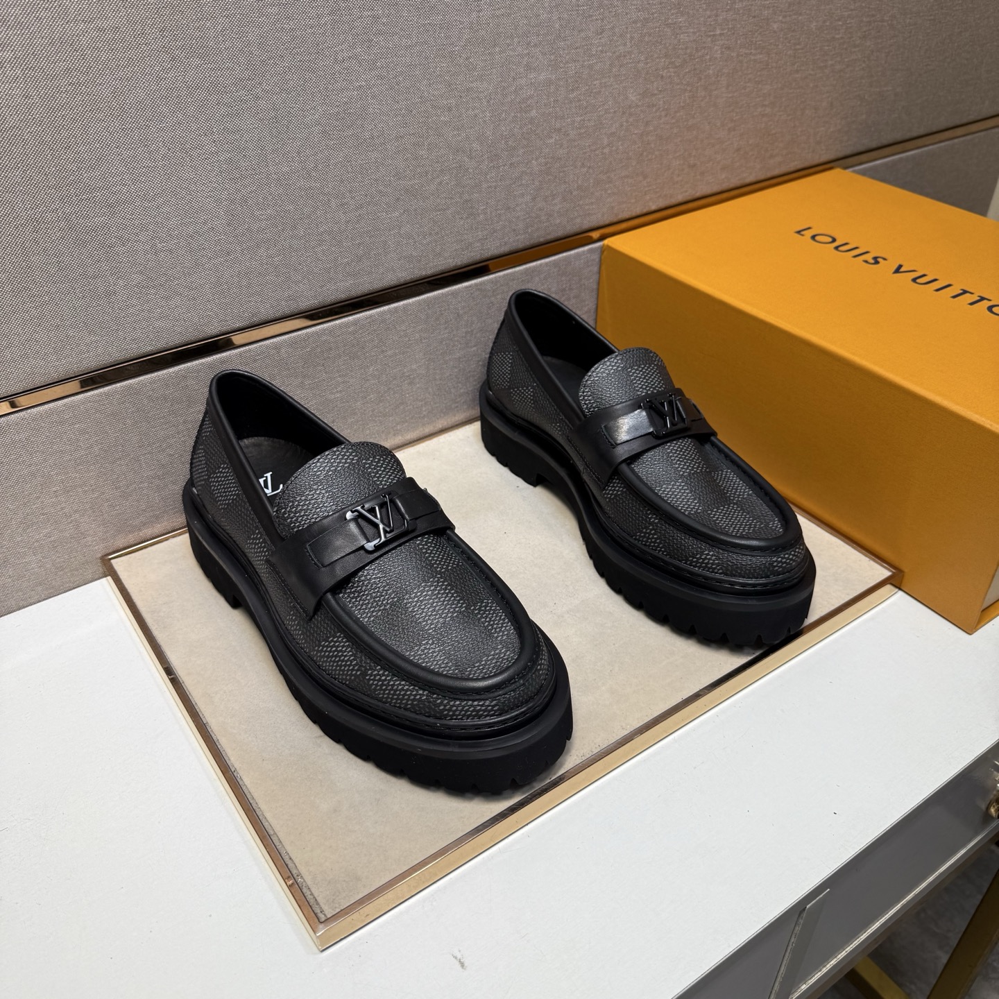 NO:778208,[Lv~] Men's casual leather shoes 2026Z cabinet simultaneous sale Code number: 39-44 # 3 colors of uppers made of cowhide stitched with cowhide lining, comfortable and breathable, original soles comfortable and wear-resistant outsole, real photos taken in real life are better, louis vuitton, cowhide19860909【Lv～】男士休闲皮鞋 2026Z柜同步发售 码数:39-44 # 3个颜色鞋面选用牛皮拼接牛皮内里,舒适透气,鞋底原版舒适耐磨大底,实物拍摄实物更赞,,louis vuitton,cowhide,Men's shoes