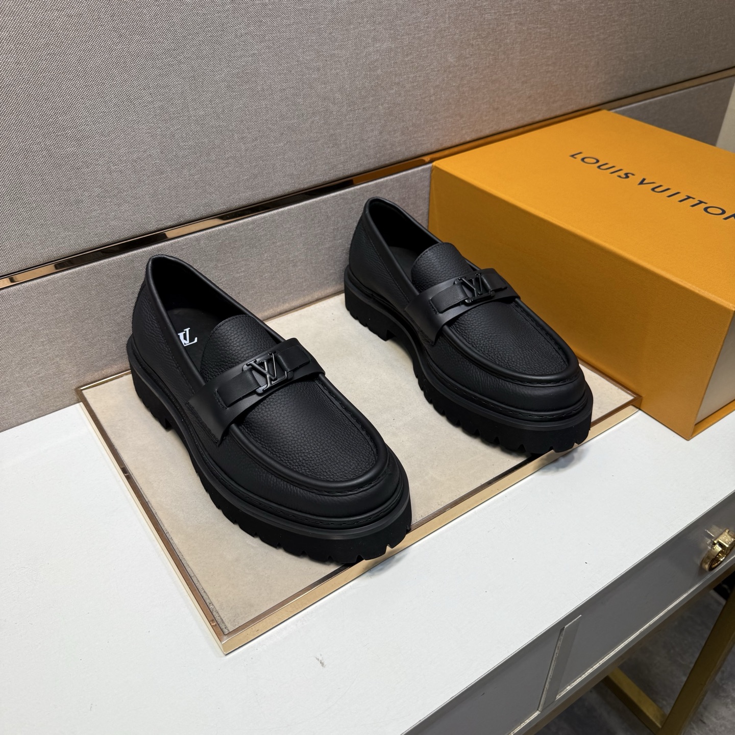 NO:778213,[Lv~] Men's casual leather shoes 2026z cabinet simultaneous sale Code number: 39-44 # 3 colors of uppers made of cowhide stitched with cowhide lining, comfortable and breathable, original soles comfortable and wear-resistant outsole, real photos taken in real life are better, louis vuitton, cowhide19860909【Lv～】男士休闲皮鞋 2026z柜同步发售 码数:39-44 # 3个颜色鞋面选用牛皮拼接牛皮内里,舒适透气,鞋底原版舒适耐磨大底,实物拍摄实物更赞,,louis vuitton,cowhide,Men's shoes
