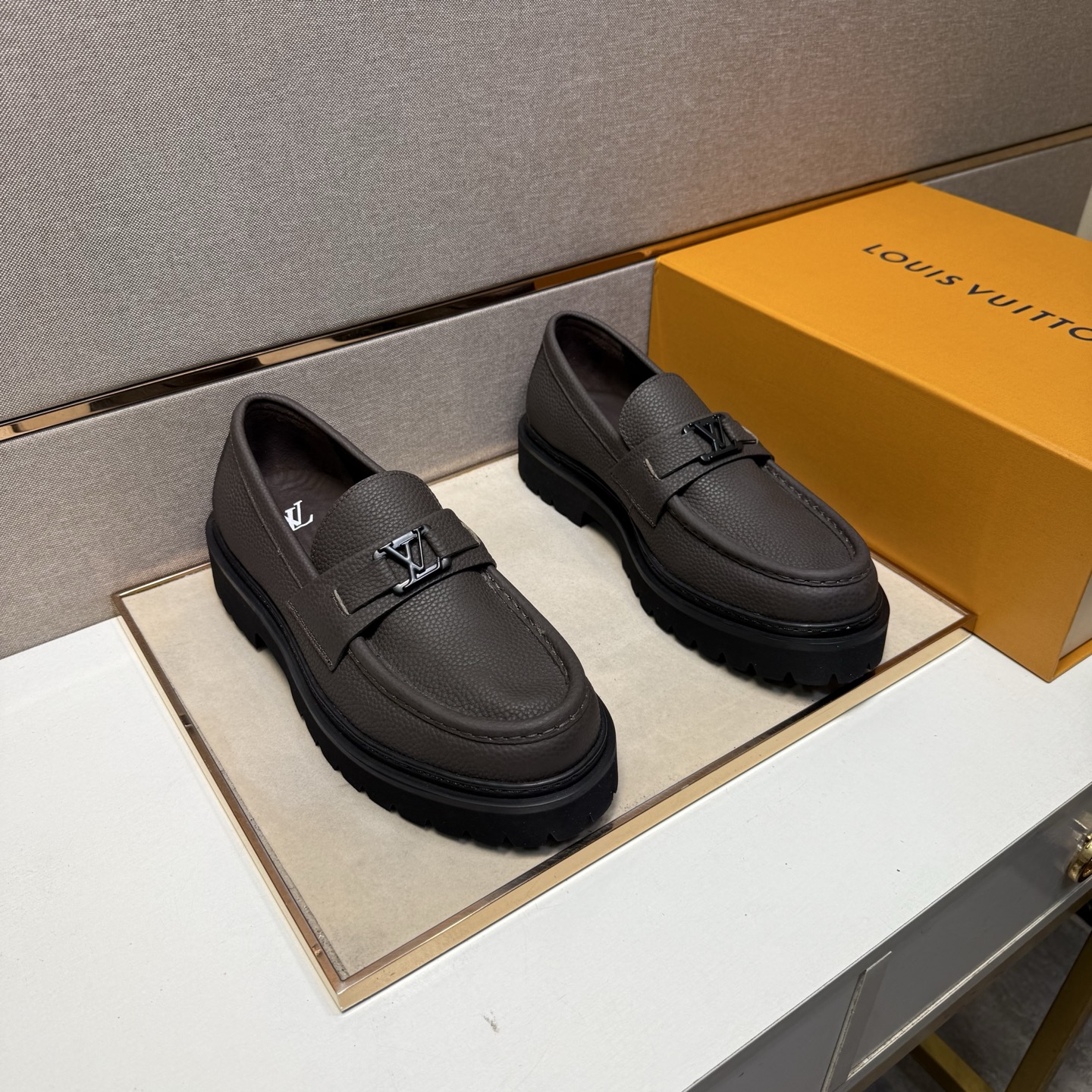 NO:350449,【Lv～】Men's casual leather shoes 2025z cabinets are available simultaneously. Size: 39-44 # 3 color uppers are made of cowhide spliced ​​cowhide inner lining, comfortable and breathable, original sole comfortable and wear-resistant sole, real shots are even more beautiful, louis vuitton, cowhide19860909【Lv～】男士休闲皮鞋 2025z柜同步发售 码数:39-44 # 3个颜色鞋面选用牛皮拼接牛皮内里,舒适透气,鞋底原版舒适耐磨大底,实物拍摄实物更赞,,louis vuitton,cowhide,Men's shoes