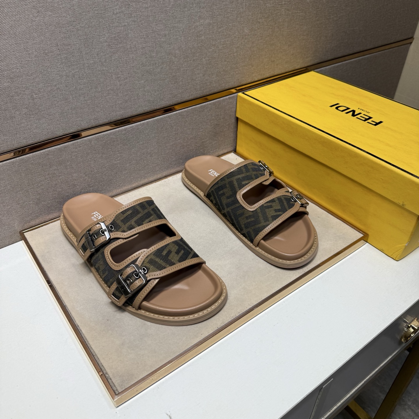 NO:348657,[Fen~] Couple casual slippers are available simultaneously in 2025z cabinet. Size: 36-44 # 2 color uppers are made of multi-material spliced ​​leather inner lining, comfortable and breathable, original sole is comfortable and wear-resistant, real-life shooting is even better, slippers19860909【芬～】情侣装休闲拖鞋 2025z柜同步发售 码数:36-44 # 2个颜色鞋面选用多材质拼接真皮内里,舒适透气,鞋底原版舒适耐磨大底,实物拍摄实物更赞,,slippers,Men's shoes