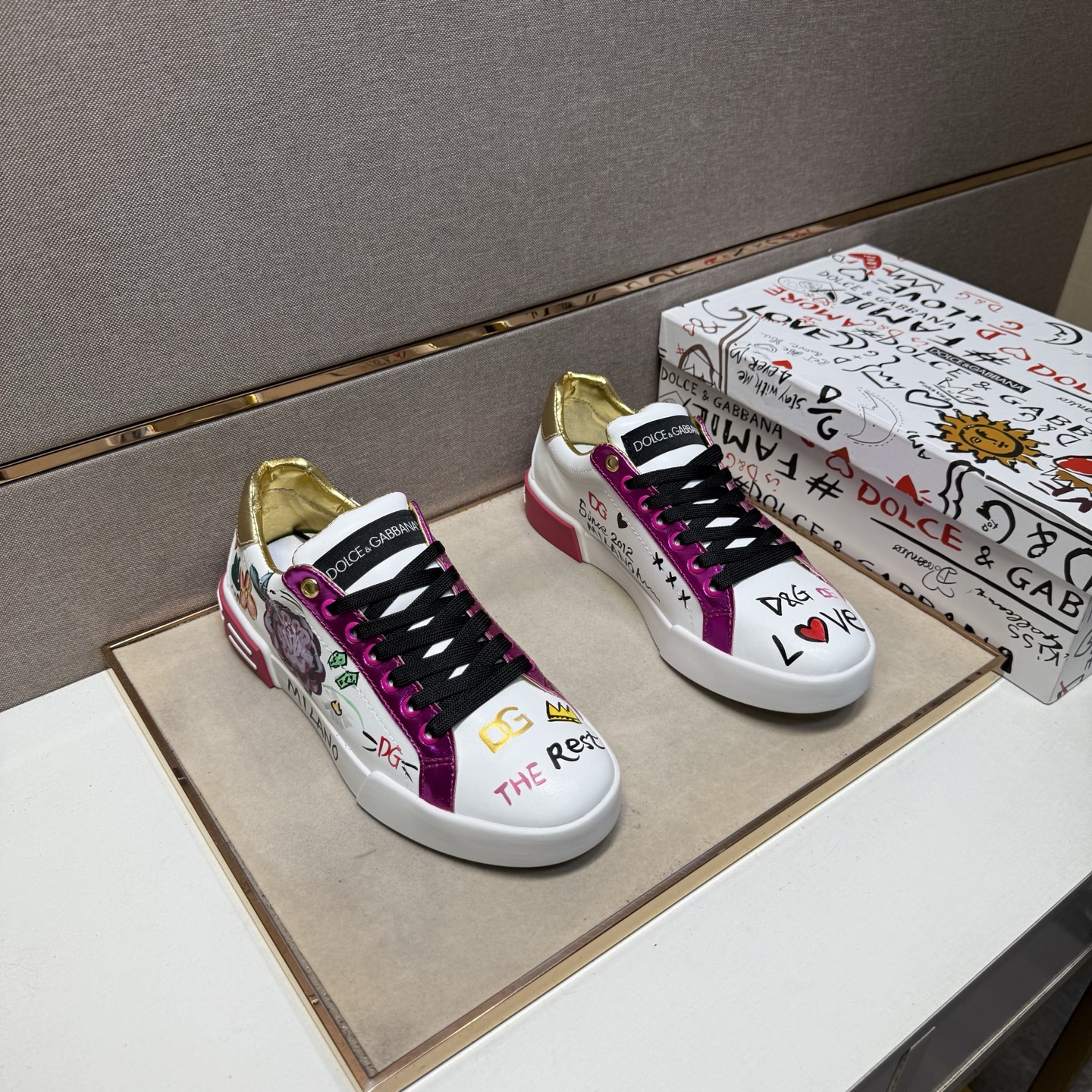 NO:348686,[DG~] Couple casual shoes are available at the same time in 2025z cabinet. Number of sizes: 35-44 # 1 color upper is made of multi-material spliced ​​leather inner lining, comfortable and breathable, the original sole is comfortable and wear-resistant, and the real shot is even better.19860909【DG～】情侣装休闲鞋 2025z柜同步发售 码数:35-44 # 1个颜色鞋面选用多材质拼接真皮内里,舒适透气,鞋底原版舒适耐磨大底,实物拍摄实物更赞,,Men's shoes