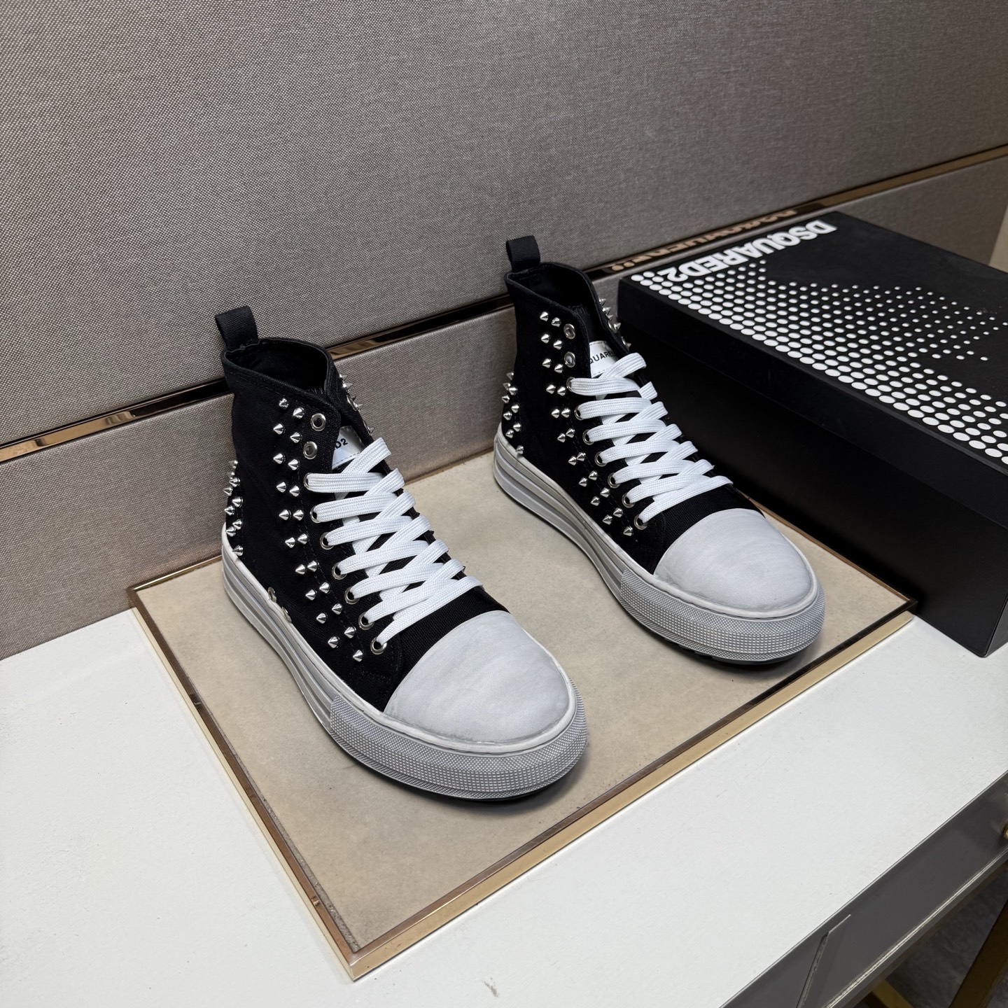 NO:348752,[D2~] Couple casual high-top shoes, 2025z cabinet is available simultaneously. Size: 35-44 # 1 color upper is made of multi-material splicing leather inner lining, comfortable and breathable, the original sole is comfortable and wear-resistant, and the real shot is even better.19860909【D2～】情侣装休闲高帮鞋 2025z柜同步发售 码数:35-44 # 1个颜色鞋面选用多材质拼接真皮内里,舒适透气,鞋底原版舒适耐磨大底,实物拍摄实物更赞,,Men's shoes