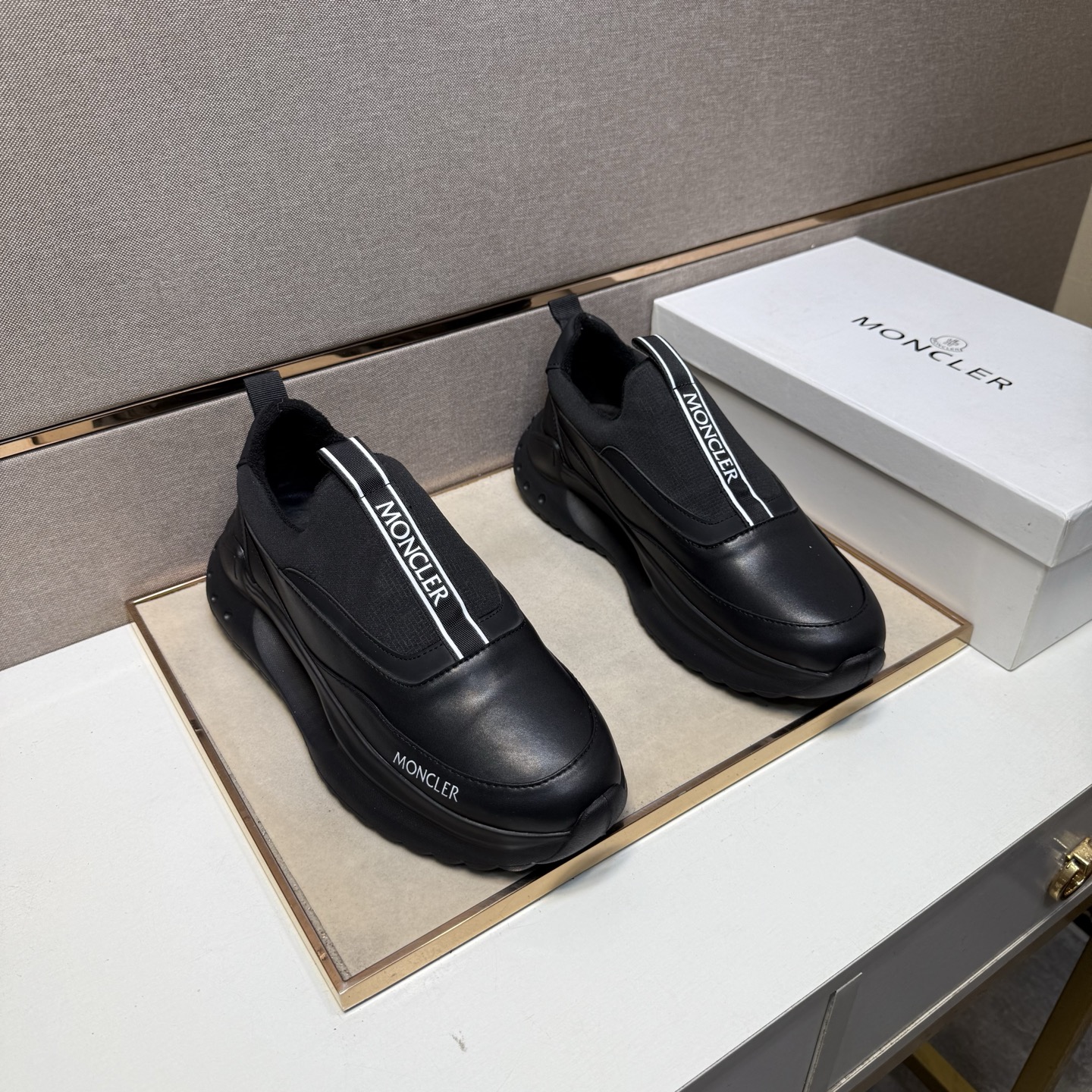 NO:348772,[Meng~] Men's casual shoes are available simultaneously in 2025z cabinet. Number of sizes: 38-44 # 3 color uppers are made of multi-material spliced ​​mesh fabric inner lining, comfortable and breathable, original sole is comfortable and wear-resistant, real-life shooting is even better,19860909【蒙～】男士休闲鞋 2025z柜同步发售 码数:38-44 # 3个颜色鞋面选用多材质拼接网布内里,舒适透气,鞋底原版舒适耐磨大底,实物拍摄实物更赞,,Men's shoes