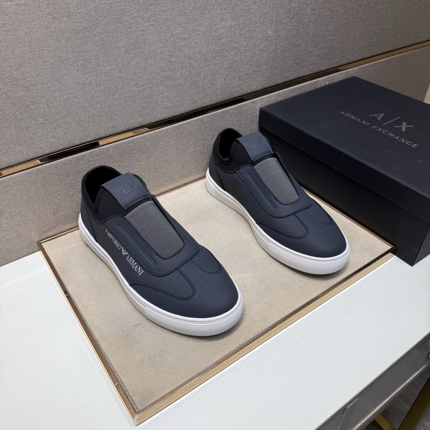 NO:348793,[Ama~] Men's casual shoes are available simultaneously in 2025z cabinet. Number of sizes: 38-44 # 3 color uppers are made of multi-material spliced ​​mesh fabric inner lining, comfortable and breathable, original sole is comfortable and wear-resistant, and the real shot is even better.19860909【阿玛～】男士休闲鞋 2025z柜同步发售 码数:38-44 # 3个颜色鞋面选用多材质拼接网布内里,舒适透气,鞋底原版舒适耐磨大底,实物拍摄实物更赞,,Men's shoes