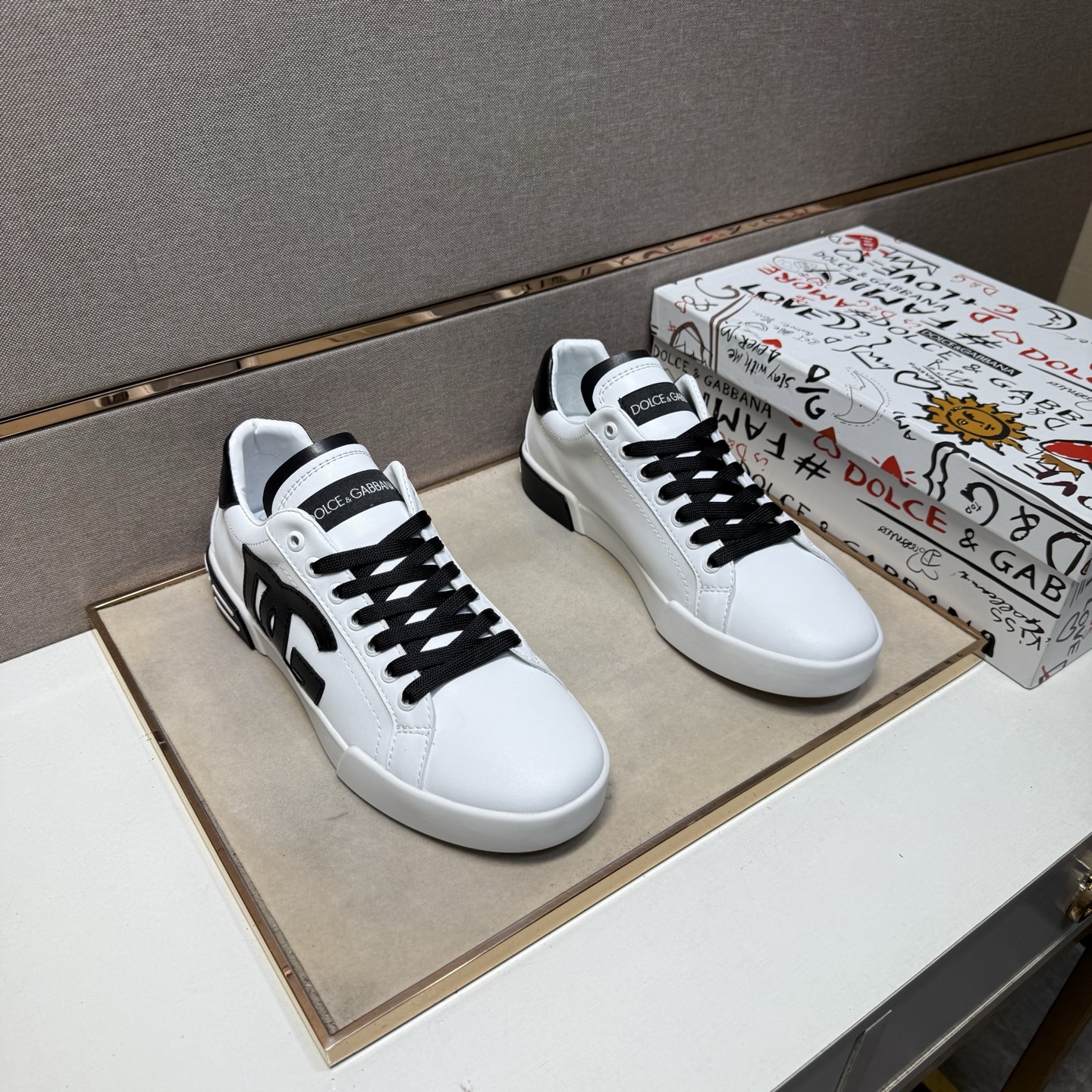 NO:350923,[DG~] Couple casual shoes are available at the same time in 2025z cabinet. Number of sizes: 35-44 # 1 color upper is made of multi-material spliced ​​leather inner lining, comfortable and breathable, original sole is comfortable and wear-resistant, real-life shooting is even better,19860909【DG～】情侣装休闲鞋 2025z柜同步发售 码数:35-44 # 1个颜色鞋面选用多材质拼接真皮内里,舒适透气,鞋底原版舒适耐磨大底,实物拍摄实物更赞,,Men's shoes