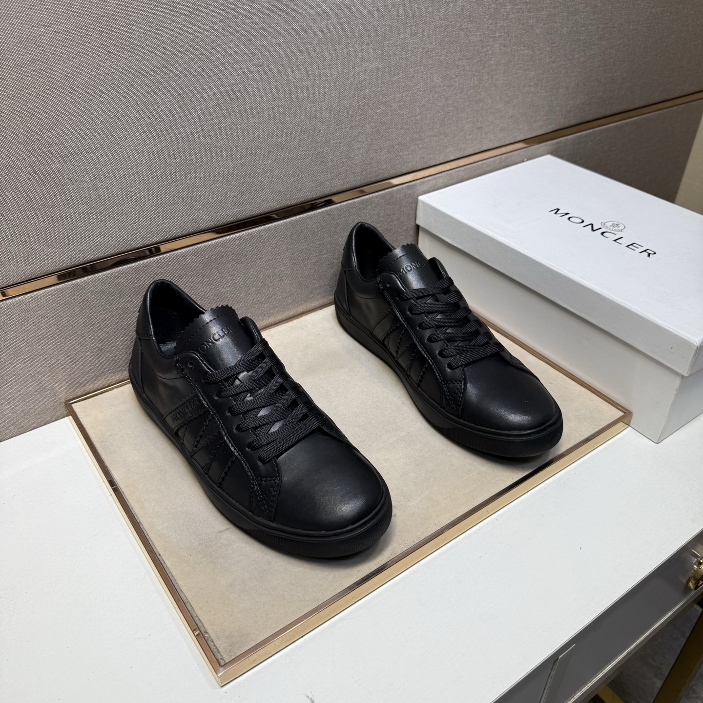 NO:350943,[Shield ~] Men's casual shoes are available simultaneously in 2025z cabinet. Size: 38-44 # 3 color uppers are made of multi-material spliced ​​leather inner lining, comfortable and breathable, original sole is comfortable and wear-resistant, real-life shooting is even better, Moncler19860909【蒙口～】男士休闲鞋 2025z柜同步发售 码数:38-44 # 3个颜色鞋面选用多材质拼接真皮内里,舒适透气,鞋底原版舒适耐磨大底,实物拍摄实物更赞,,Moncler,Men's shoes