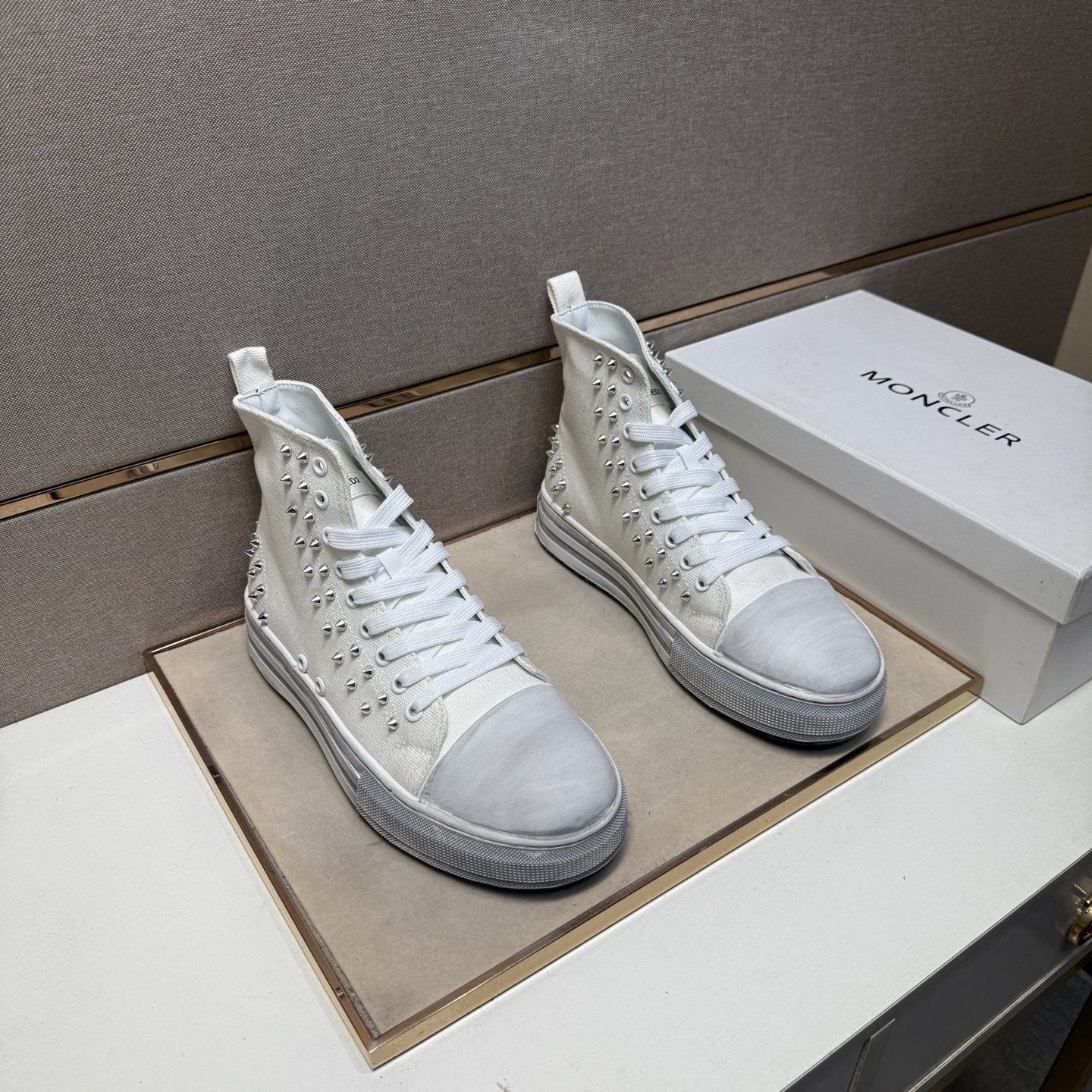 NO:350957,[D2~] Couple high-top casual shoes are available at the same time in 2025z cabinet. Size: 35-44 # 1 color upper is made of multi-material spliced ​​leather inner lining, comfortable and breathable, the original sole is comfortable and wear-resistant, and the real shot is even better.19860909【D2～】情侣装高帮休闲鞋 2025z柜同步发售 码数:35-44 # 1个颜色鞋面选用多材质拼接真皮内里,舒适透气,鞋底原版舒适耐磨大底,实物拍摄实物更赞,,Men's shoes