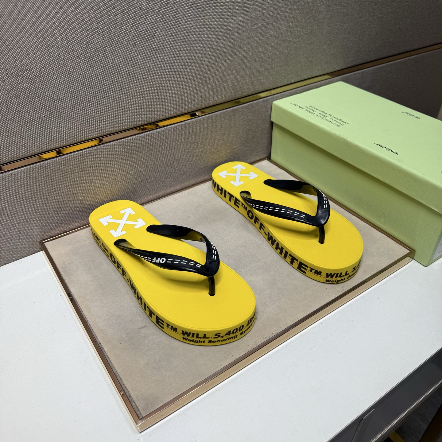 NO:350991,【OFF ～】Men's casual slippers 2025z cabinet are available simultaneously Size: 38-44 # 2 color uppers are made of multi-material splicing, comfortable and breathable, original sole is comfortable and wear-resistant, real-life shooting is even better, off white, slippers19860909【OFF～】男士休闲拖鞋 2025z柜同步发售 码数:38-44 # 2个颜色鞋面选用多材质拼接,舒适透气,鞋底原版舒适耐磨大底,实物拍摄实物更赞,,off white,slippers,Men's shoes