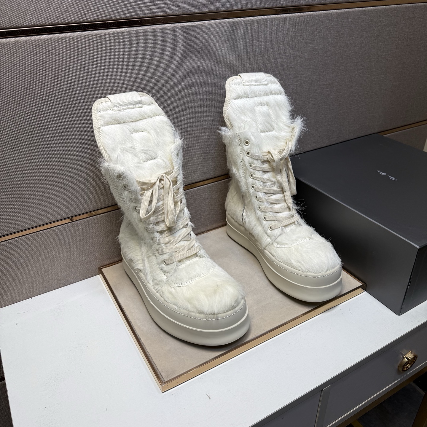 NO:351013,[Europe ~] Couple casual high-top boots are available simultaneously in 2025z cabinet. Size: 35-46# 2 color uppers are made of cowhide spliced ​​horsehair genuine leather inner lining, comfortable and breathable, original sole comfortable and wear-resistant sole, real shots are even better, boots, cowhide19860909【欧～】情侣装休闲高帮靴 2025z柜同步发售 码数:35-46# 2个颜色鞋面选用牛皮拼接马毛真皮内里,舒适透气,鞋底原版舒适耐磨大底,实物拍摄实物更赞,,boots,cowhide,Men's shoes