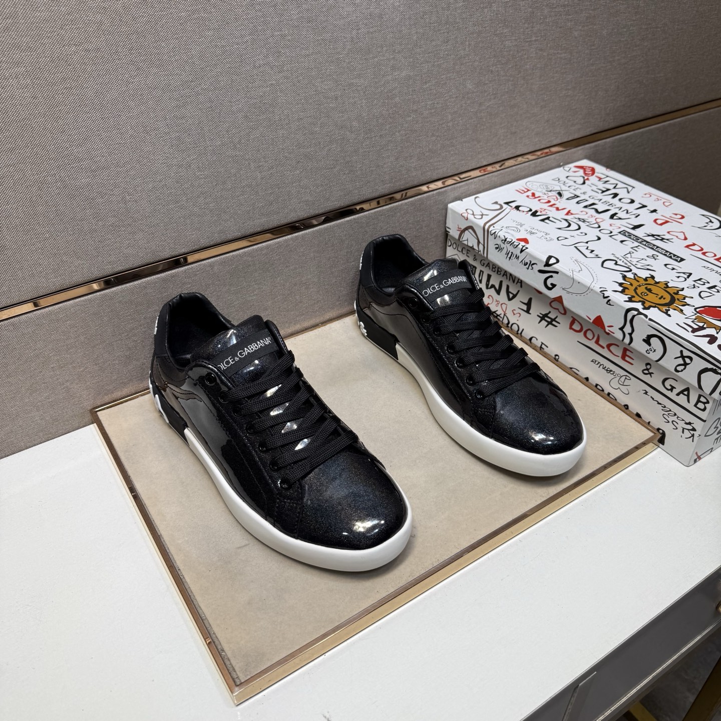 NO:351957,[DG~] Couple casual shoes are available at the same time in 2025z cabinet. Number of sizes: 35-44 # 1 color upper is made of multi-material spliced ​​leather inner lining, comfortable and breathable, the original sole is comfortable and wear-resistant, and the real shot is even better.19860909【DG～】情侣装休闲鞋 2025z柜同步发售 码数:35-44 # 1个颜色鞋面选用多材质拼接真皮内里,舒适透气,鞋底原版舒适耐磨大底,实物拍摄实物更赞,,Men's shoes