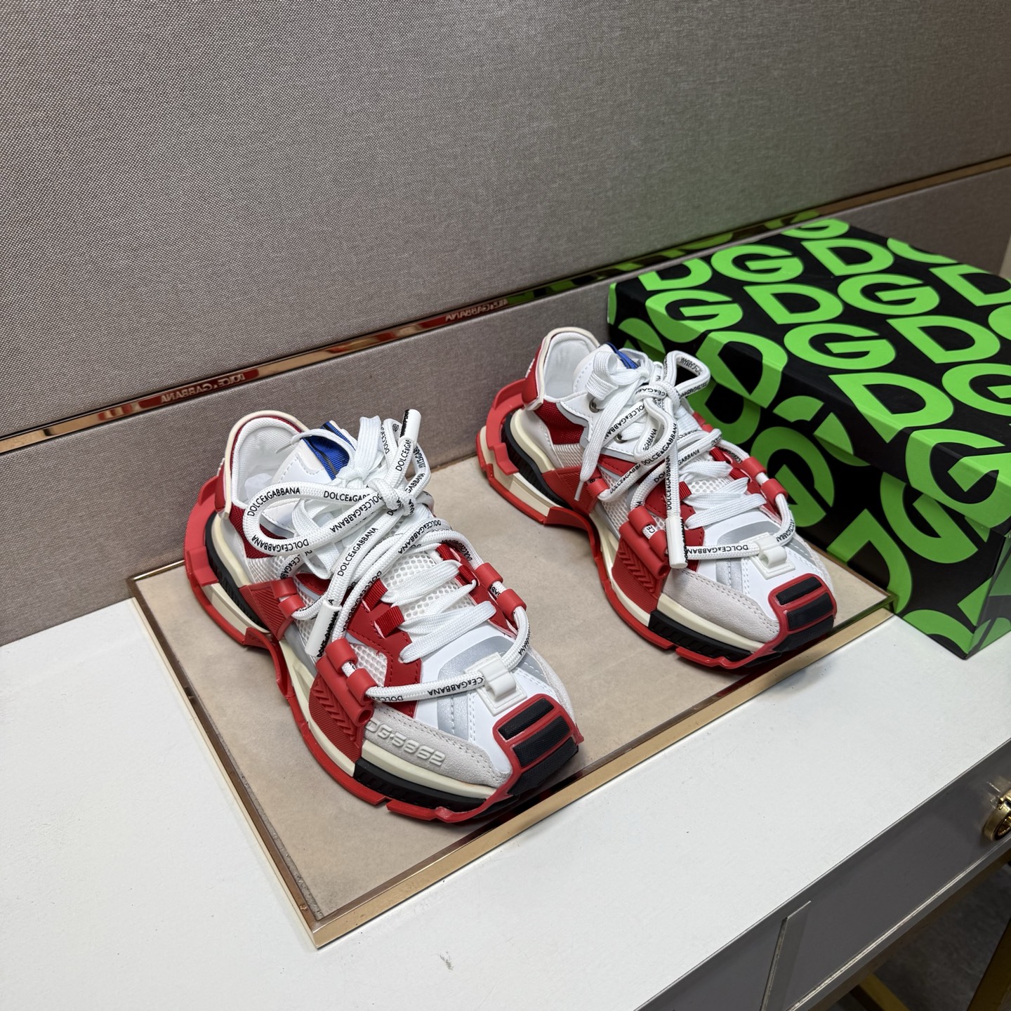 NO:351996,[DG~] Couple casual shoes are available at the same time in 2025z cabinet. Number of sizes: 35-44 # 1 color upper is made of multi-material spliced ​​mesh inner lining, comfortable and breathable, original sole is comfortable and wear-resistant, real-life shooting is even better,19860909【DG～】情侣装休闲鞋 2025z柜同步发售 码数:35-44 # 1个颜色鞋面选用多材质拼接网布内里,舒适透气,鞋底原版舒适耐磨大底,实物拍摄实物更赞,,Men's shoes