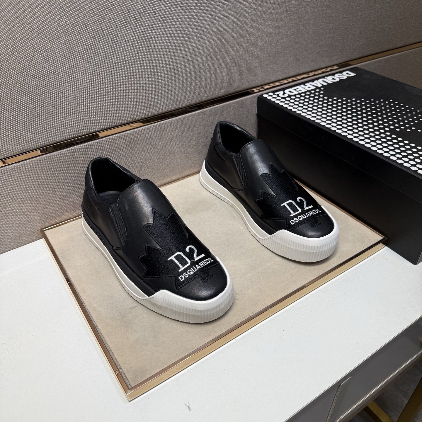 NO:352030,[D2~] Couple casual shoes are available at the same time in 2025z cabinet. Size: 36-44 # 1 color upper is made of multi-material spliced ​​leather inner lining, comfortable and breathable, the original sole is comfortable and wear-resistant, and the real shot is even better.19860909【D2～】情侣装休闲鞋 2025z柜同步发售 码数:36-44 # 1个颜色鞋面选用多材质拼接真皮内里,舒适透气,鞋底原版舒适耐磨大底,实物拍摄实物更赞,,Men's shoes