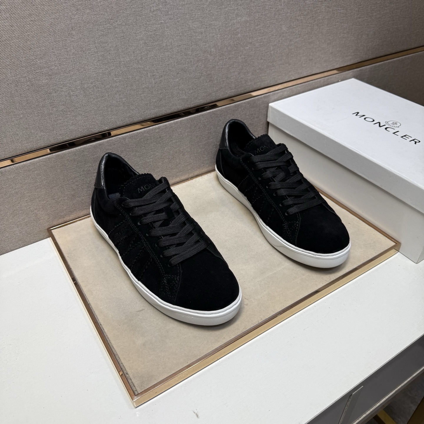 NO:352090,[Shield ~] Men's casual shoes are available simultaneously in 2025z cabinet. Size: 38-44 # 1 color upper is made of multi-material spliced ​​leather inner lining, comfortable and breathable, original sole is comfortable and wear-resistant, real-life shooting is even better, Moncler19860909【蒙口～】男士休闲鞋 2025z柜同步发售 码数:38-44 # 1个颜色鞋面选用多材质拼接真皮内里,舒适透气,鞋底原版舒适耐磨大底,实物拍摄实物更赞,,Moncler,Men's shoes