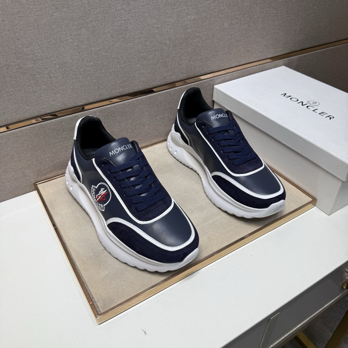 NO:353073,[Shield ~] Men's casual shoes are available simultaneously in 2025z cabinet. Size: 38-44 # 1 color upper is made of multi-material spliced ​​leather inner lining, comfortable and breathable, original sole is comfortable and wear-resistant, real-life shooting is even better, Moncler19860909【蒙口～】男士休闲鞋 2025z柜同步发售 码数:38-44 # 1个颜色鞋面选用多材质拼接真皮内里,舒适透气,鞋底原版舒适耐磨大底,实物拍摄实物更赞,,Moncler,Men's shoes