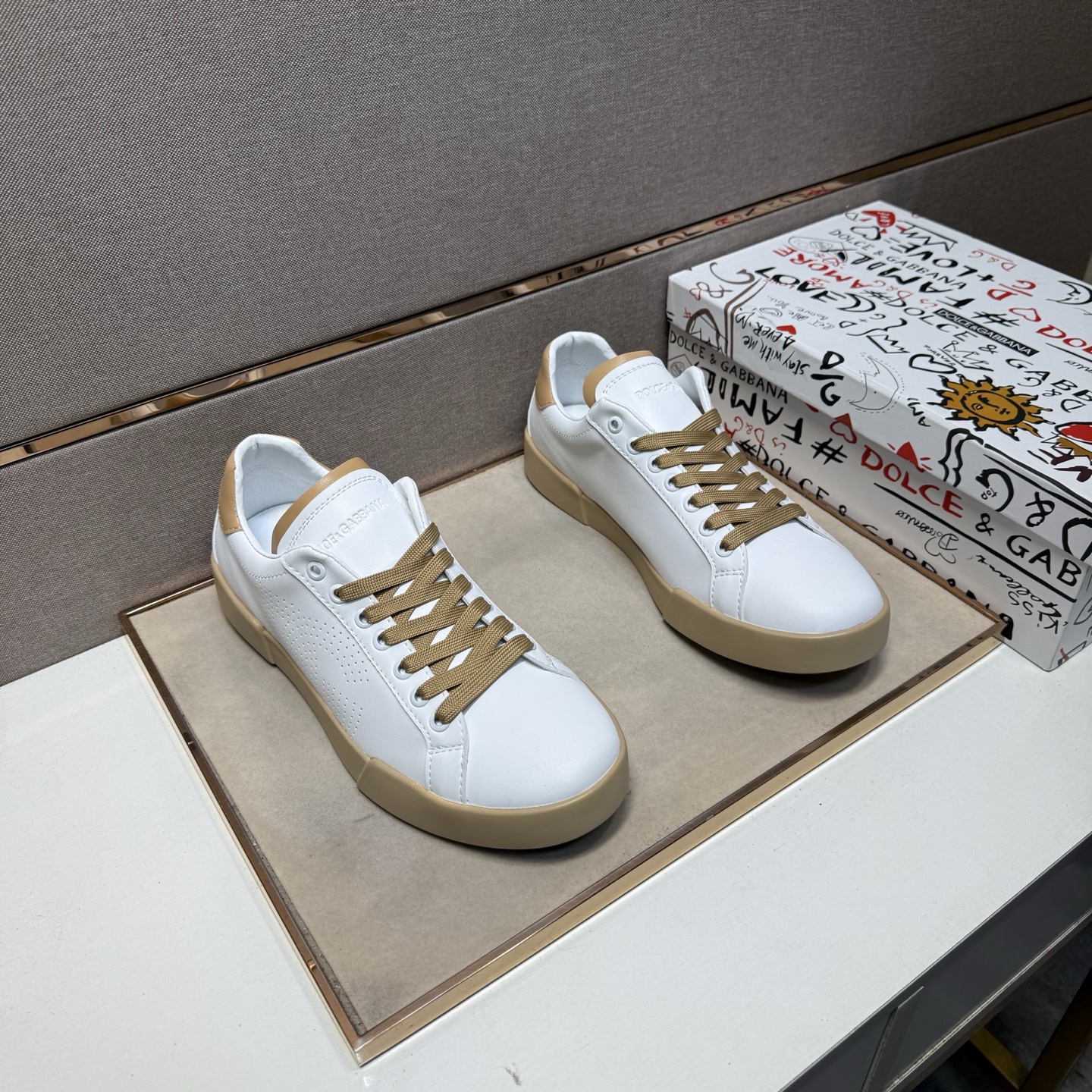 NO:352984,[DG~] Couple casual shoes are available at the same time in 2025z cabinet. Size: 36-44 # 1 color upper is made of multi-material spliced ​​leather inner lining, comfortable and breathable, the original sole is comfortable and wear-resistant, and the real shot is even better.19860909【DG～】情侣装休闲鞋 2025z柜同步发售 码数:36-44 # 1个颜色鞋面选用多材质拼接真皮内里,舒适透气,鞋底原版舒适耐磨大底,实物拍摄实物更赞,,Men's shoes